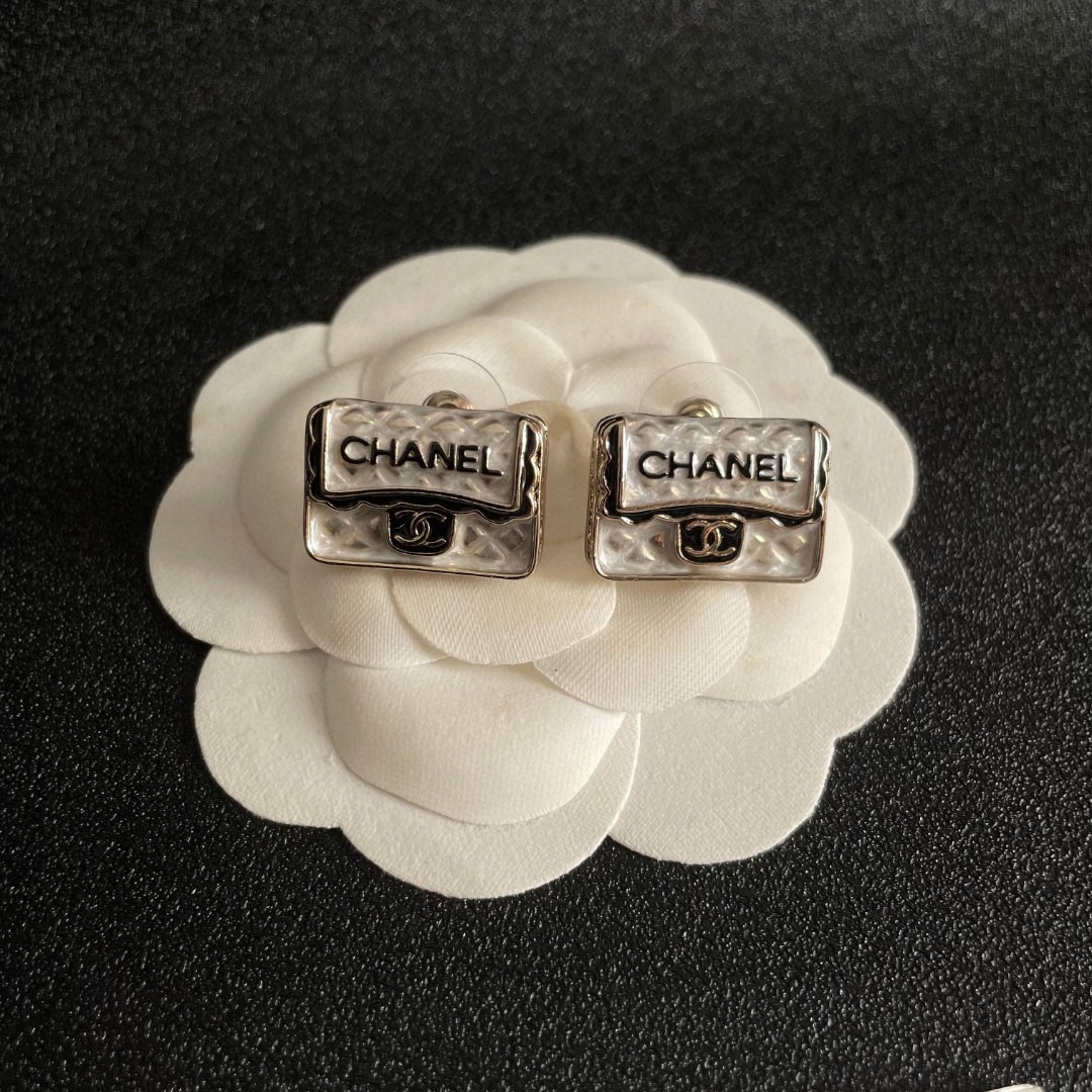 [TOP] CHANEL  Earrings- White