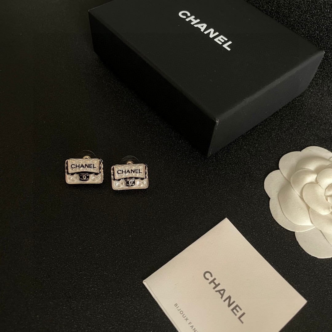 [TOP] CHANEL  Earrings- White