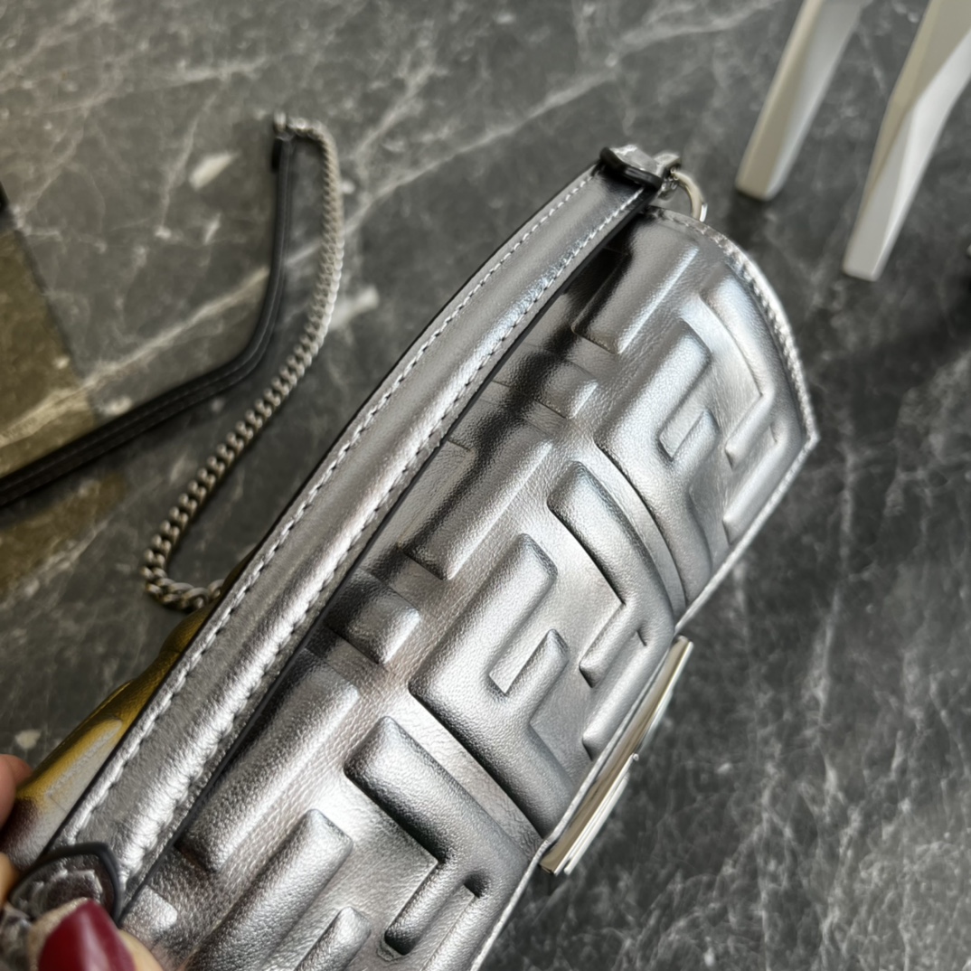 [TOP] FENDI Baguette FF Bag 19x10x4cm - Silver