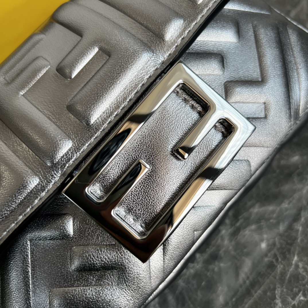 [TOP] FENDI Baguette FF Bag 19x10x4cm - Silver