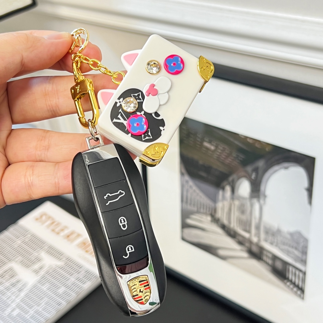 [TOP] Louis Vuitton LV Cat Trunk Keychain-White