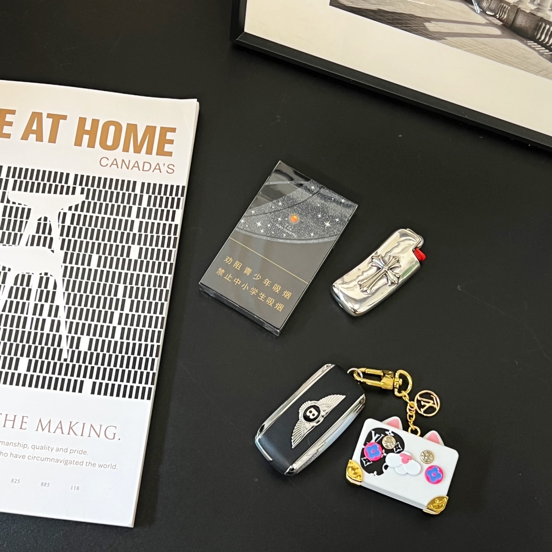 [TOP] Louis Vuitton LV Cat Trunk Keychain-White