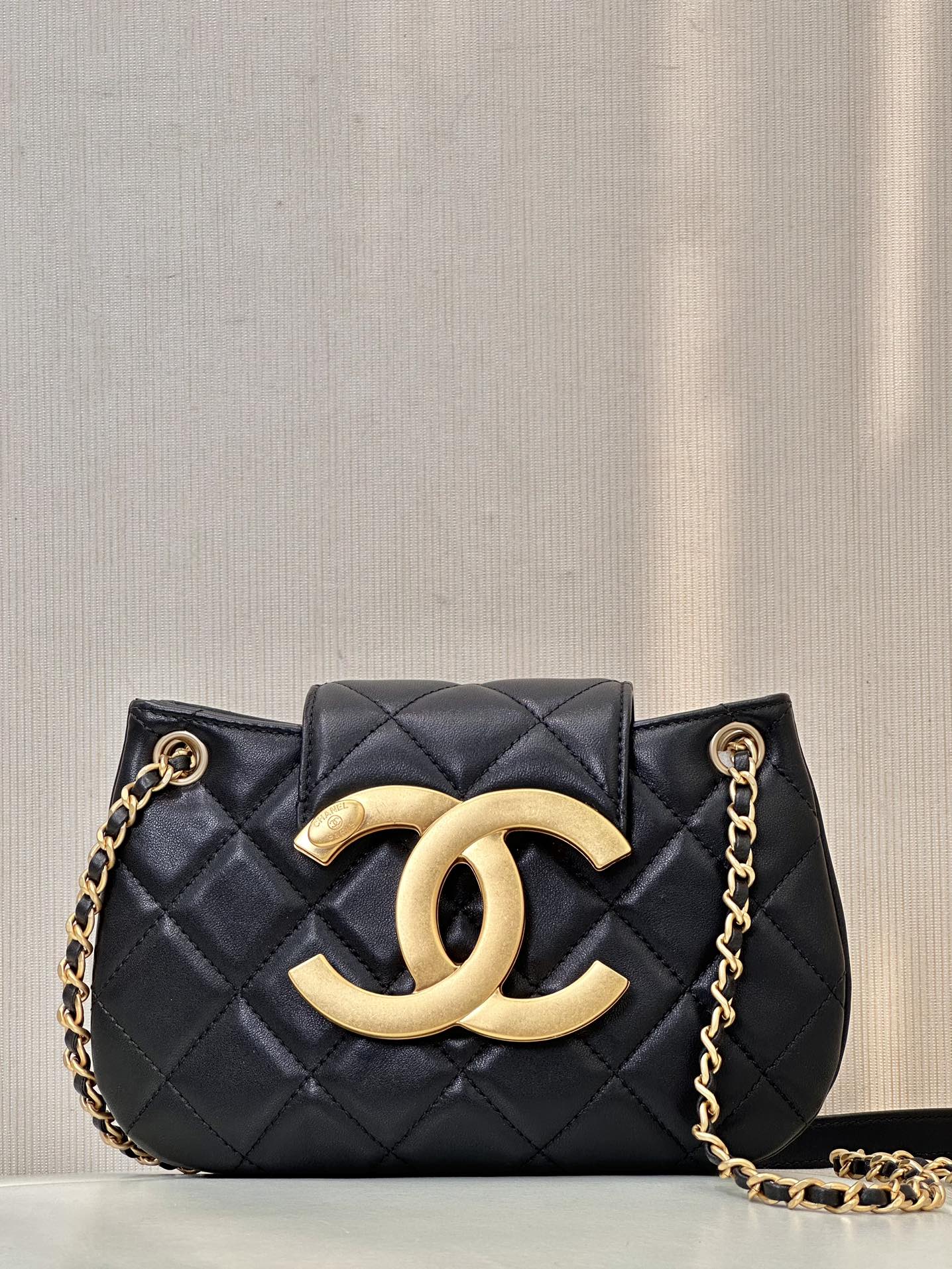 [TOP] CHANEL Retro Metal LOGO Leather Rhombus Bag 21×14×5cm - GHW&Black