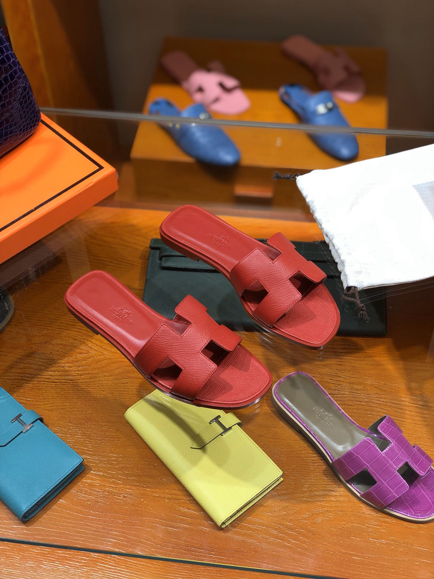 [TOP] HERMES Slippers - Red