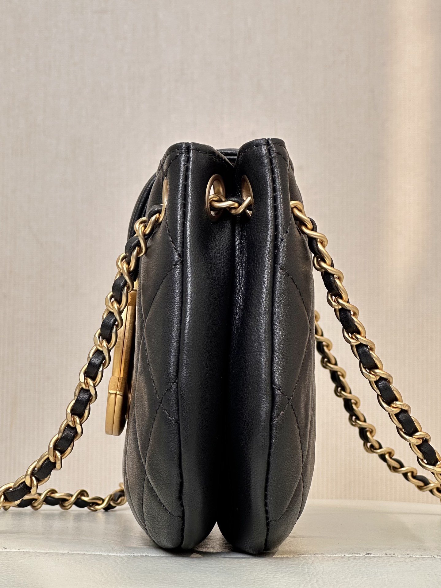 [TOP] CHANEL Retro Metal LOGO Leather Rhombus Bag 21×14×5cm - GHW&Black