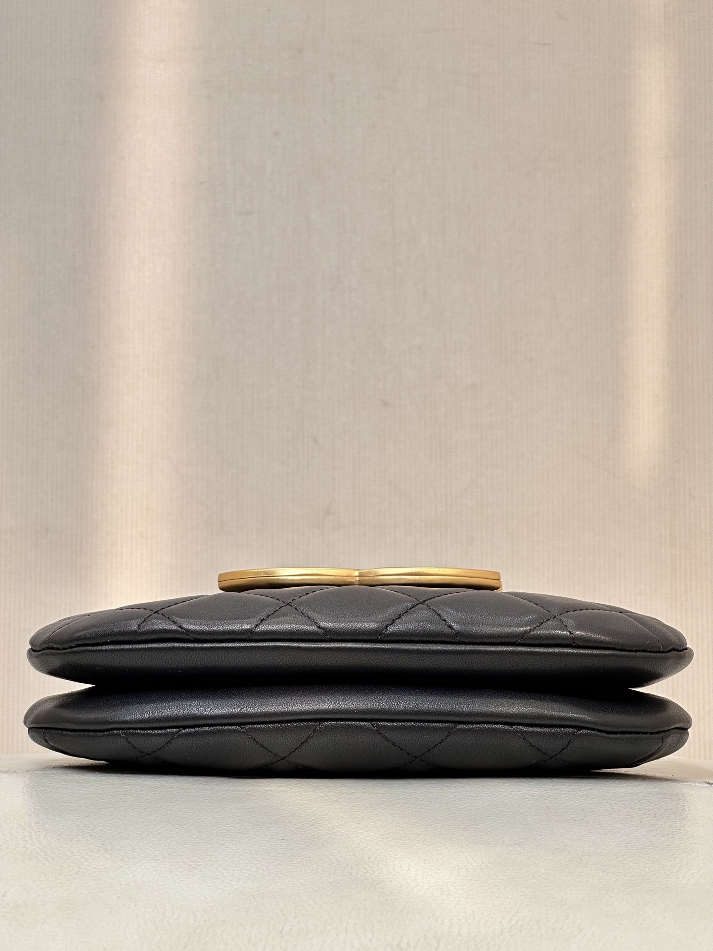 [TOP] CHANEL Retro Metal LOGO Leather Rhombus Bag 21×14×5cm - GHW&Black