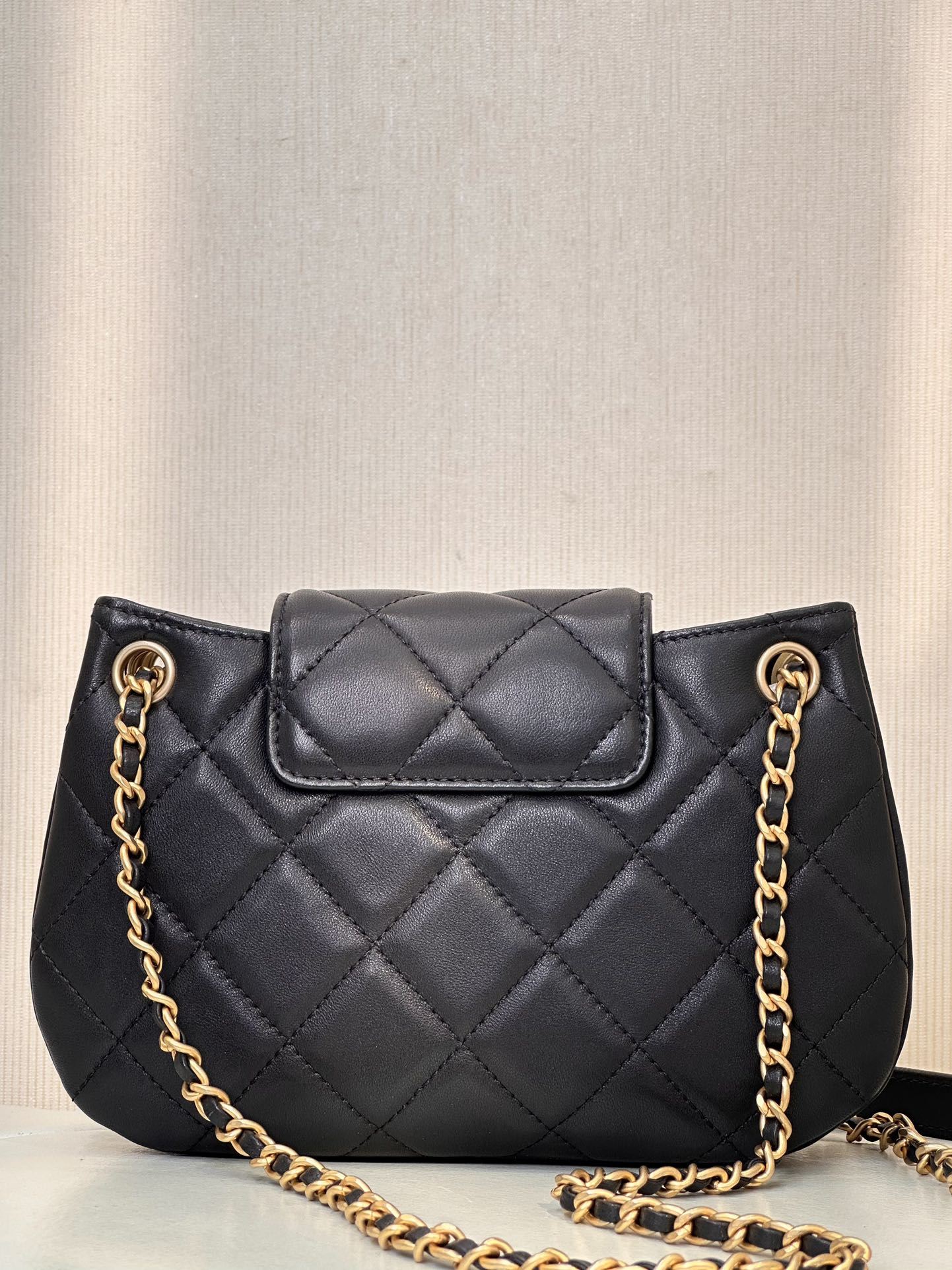 [TOP] CHANEL Retro Metal LOGO Leather Rhombus Bag 21×14×5cm - GHW&Black