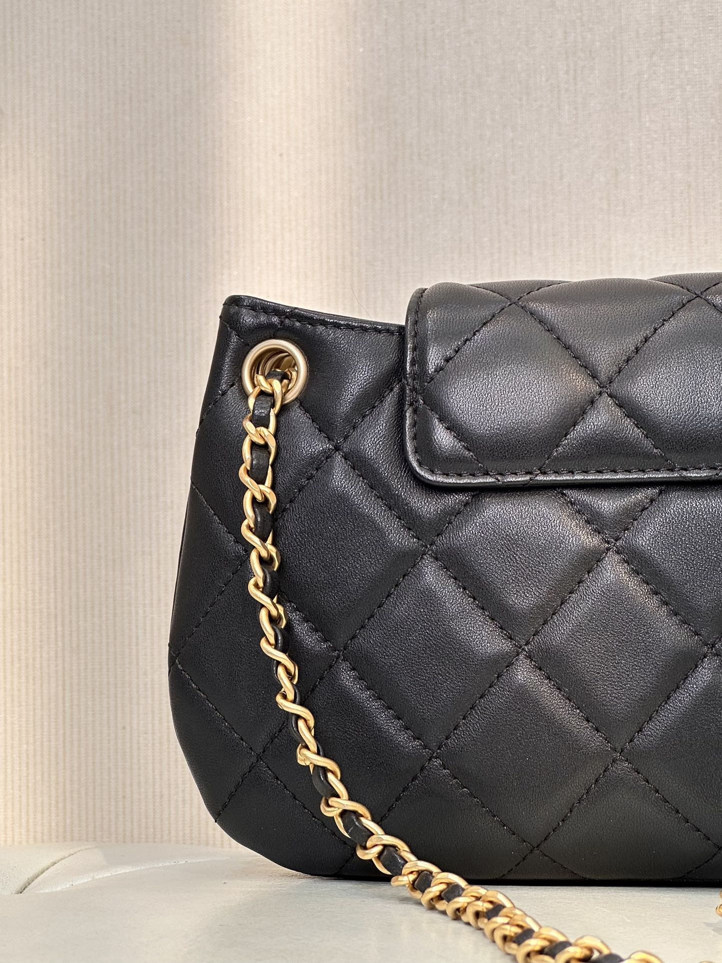 [TOP] CHANEL Retro Metal LOGO Leather Rhombus Bag 21×14×5cm - GHW&Black