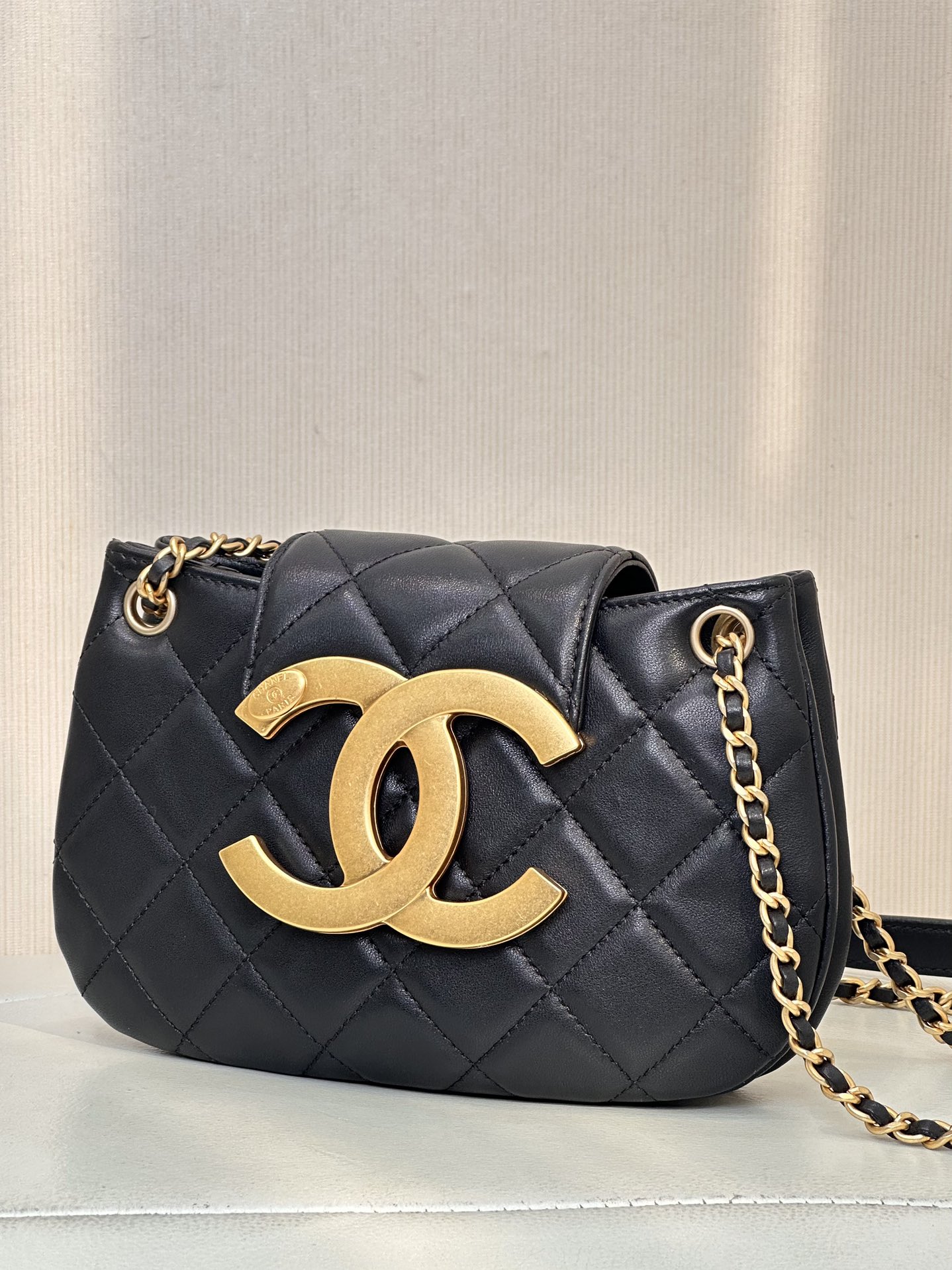 [TOP] CHANEL Retro Metal LOGO Leather Rhombus Bag 21×14×5cm - GHW&Black