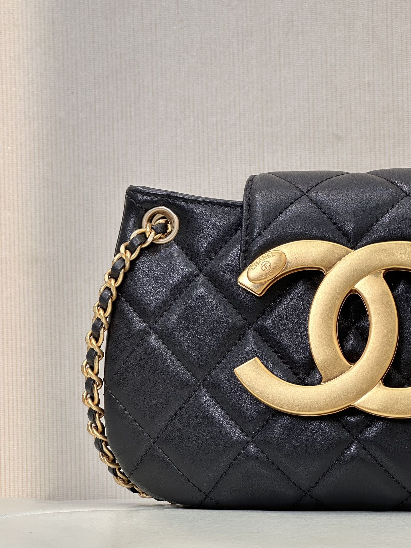 [TOP] CHANEL Retro Metal LOGO Leather Rhombus Bag 21×14×5cm - GHW&Black