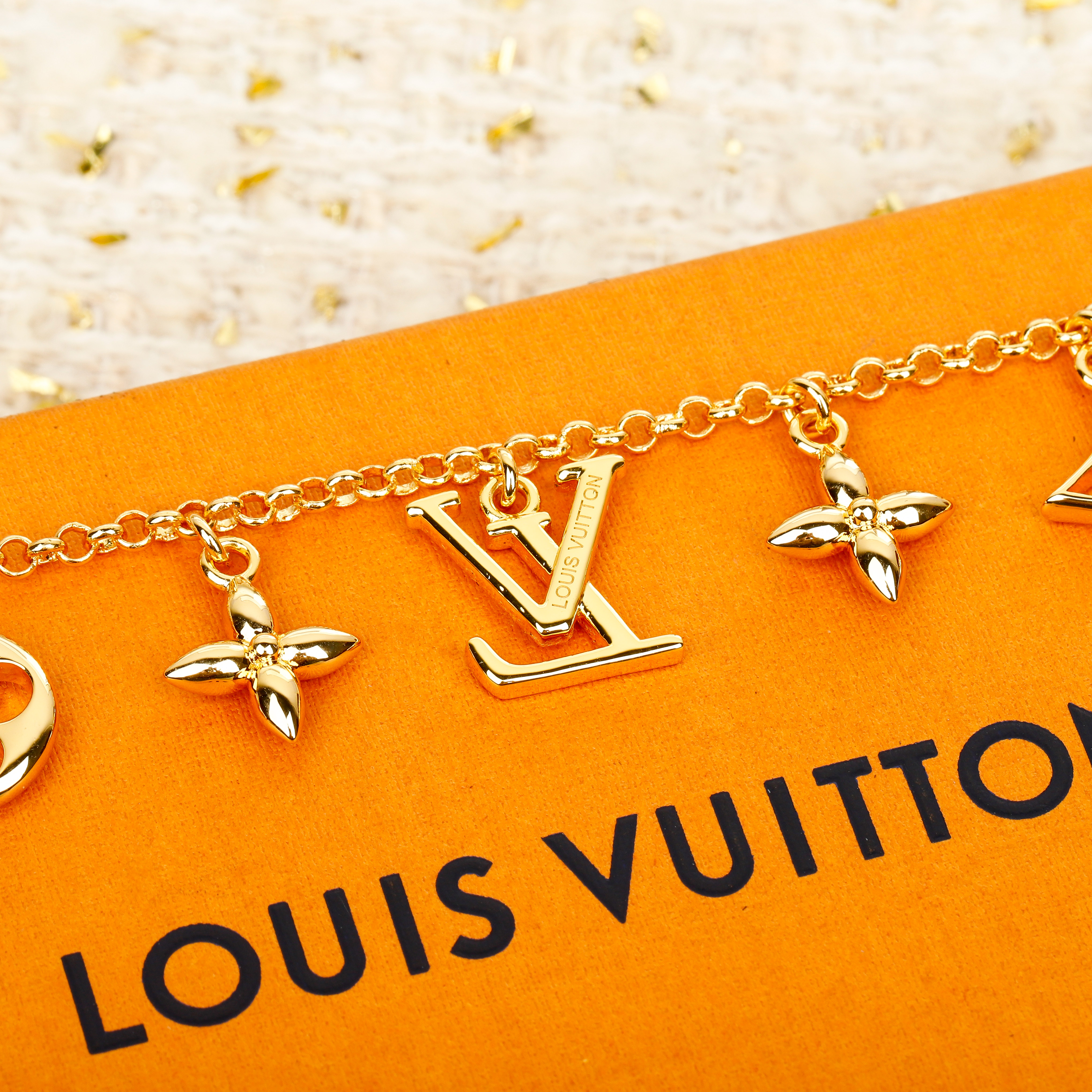 [TOP] Louis Vuitton LV Bracelet - Gold