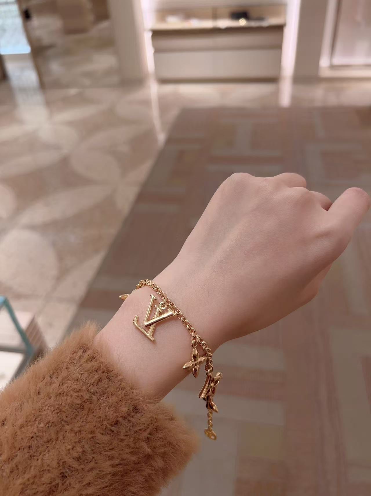 [TOP] Louis Vuitton LV Bracelet - Gold