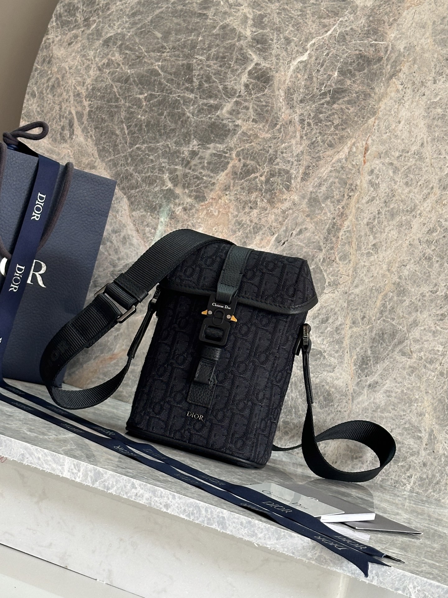 [Top] Christian Dior Men's Dior Hit The Road Bag 13 x 20 x 7cm - 2 Colors