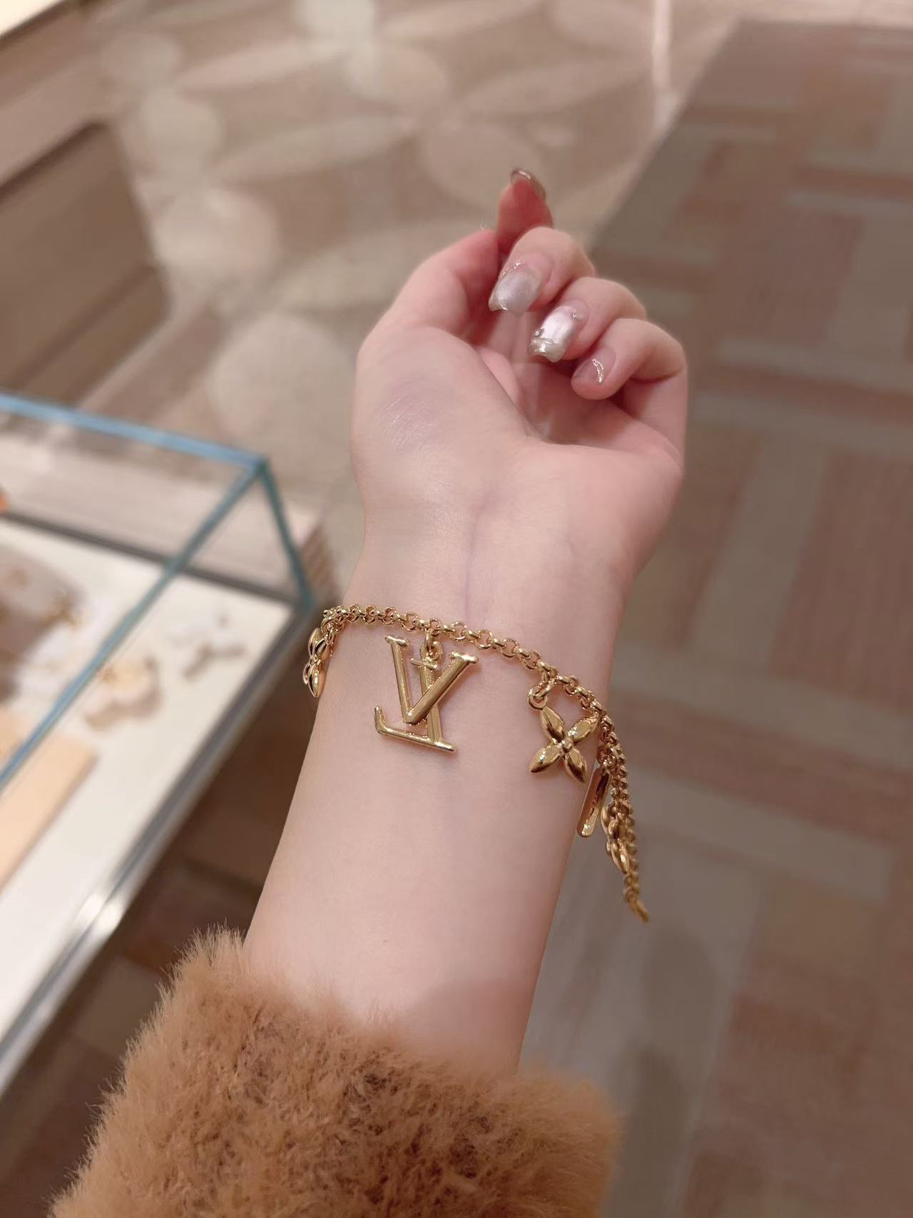 [TOP] Louis Vuitton LV Bracelet - Gold