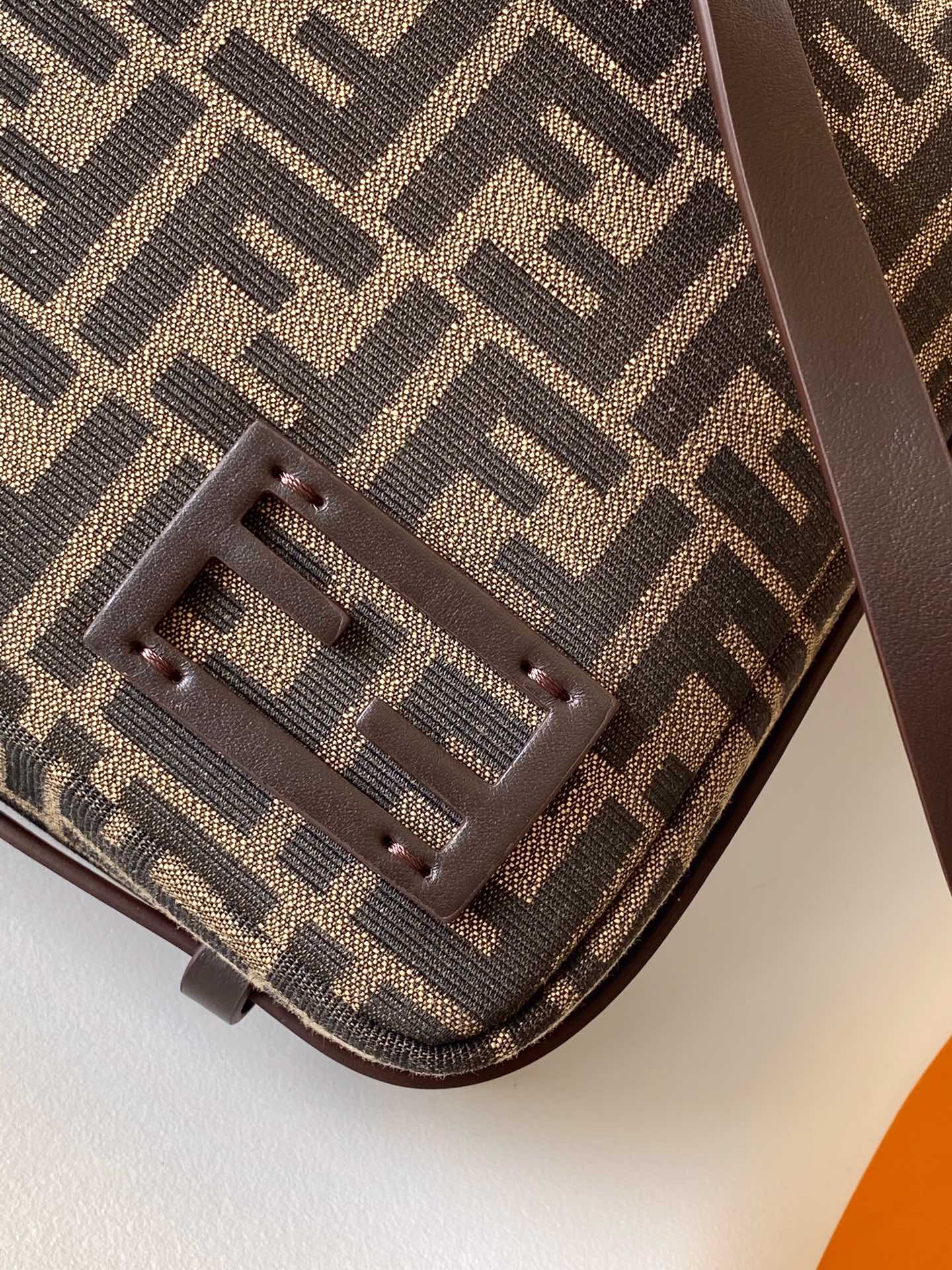 [TOP] FENDI Simply Fendi Shoulder Bag 34.5×4.5x20CM - Brown