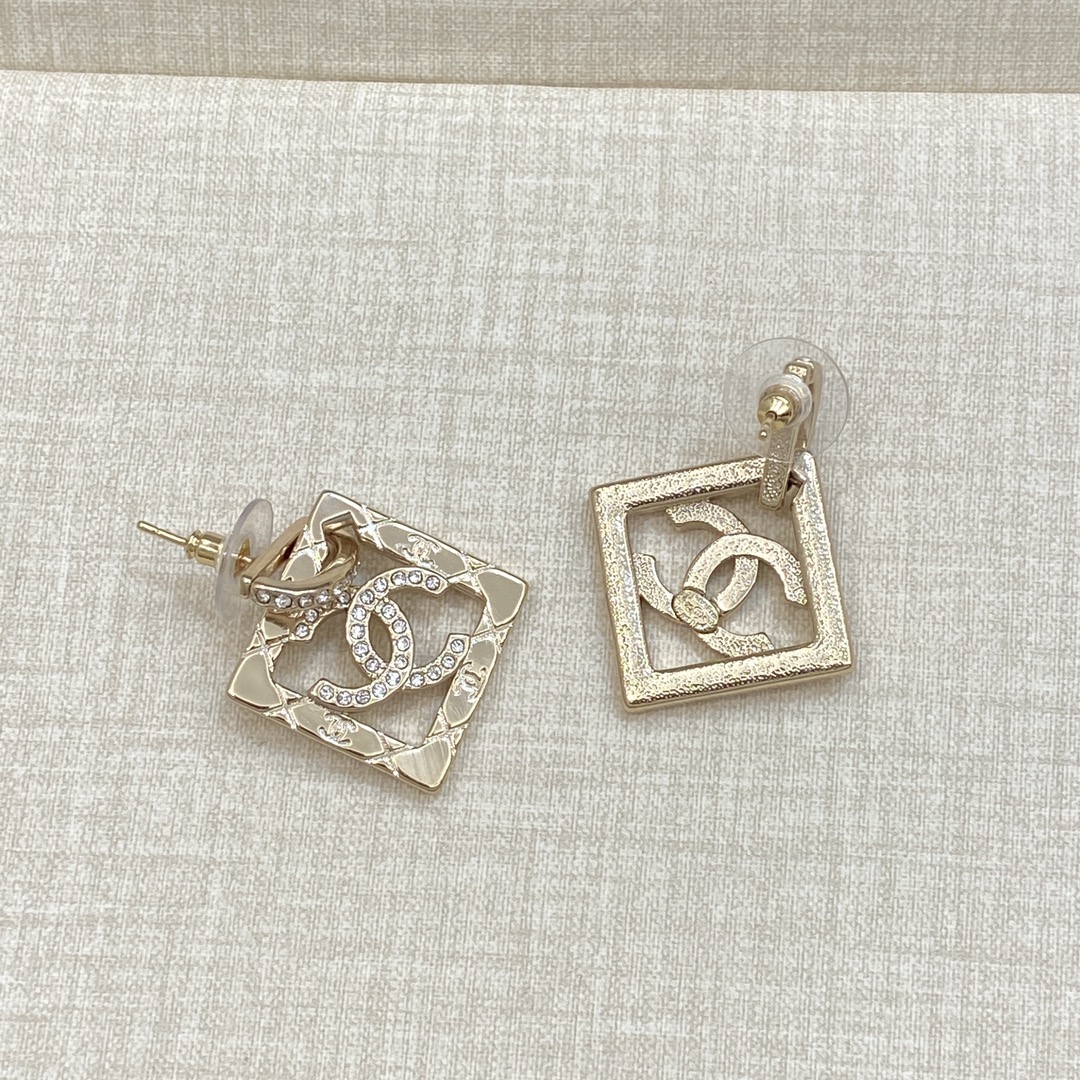 [TOP] CHANEL Earrings- Gold