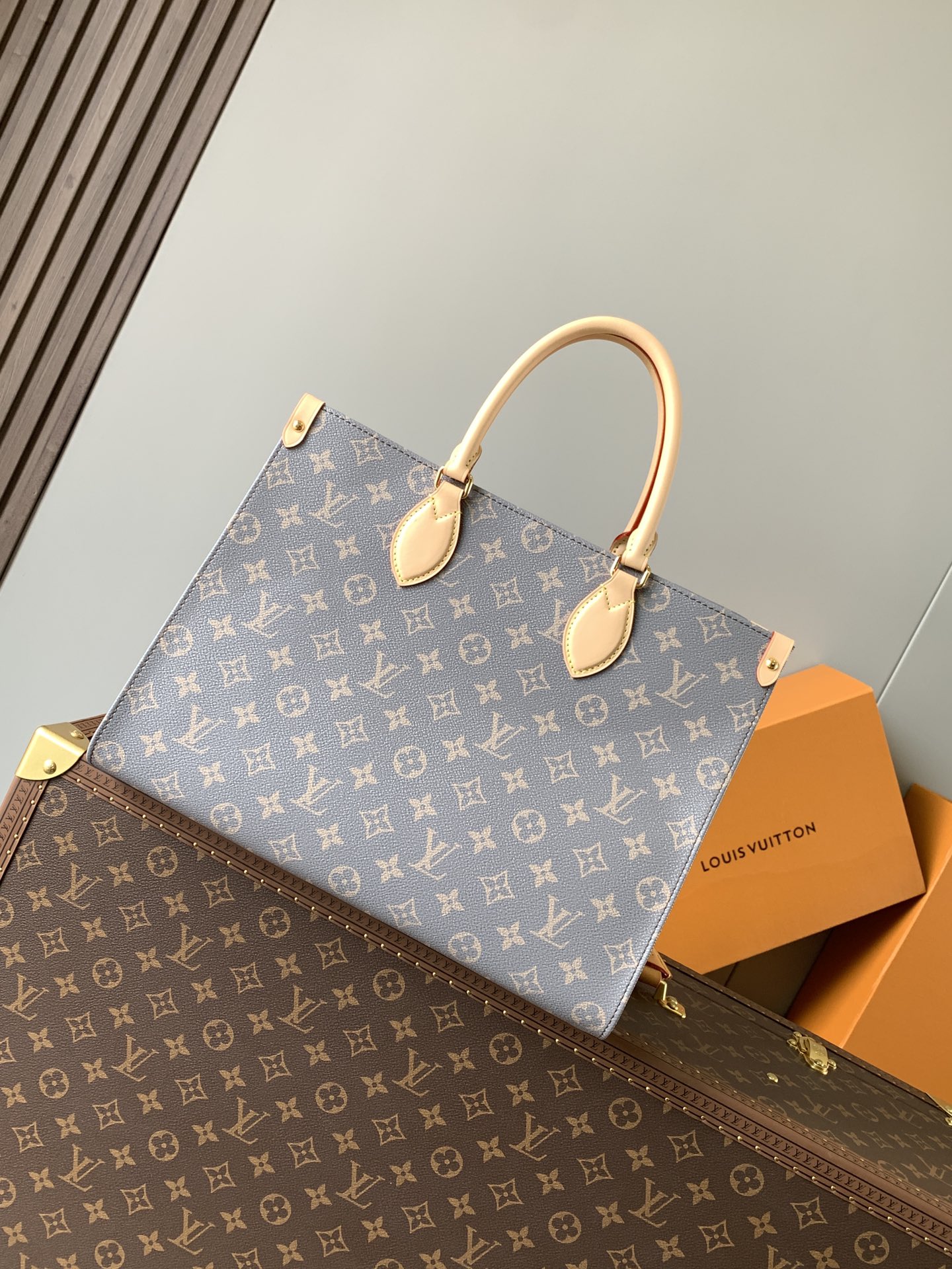 [TOP] Louis Vuitton LV On The Go MM 35x27x14cm - Gray