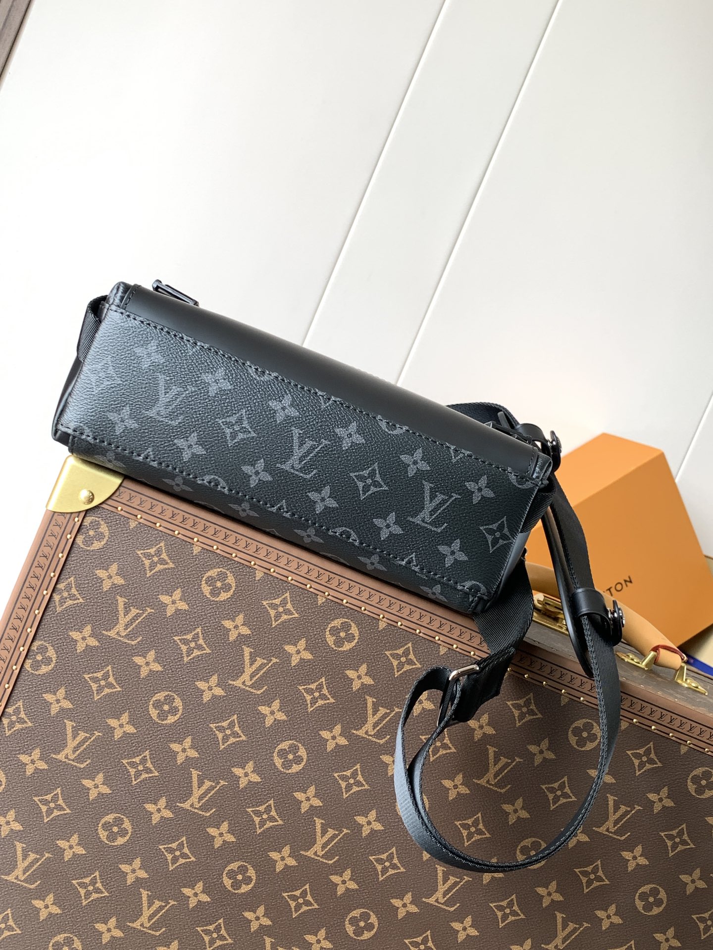 [TOP] Louis Vuitton LV Men's Messenger MM Voyage Bag 32x23x9 cm - Black