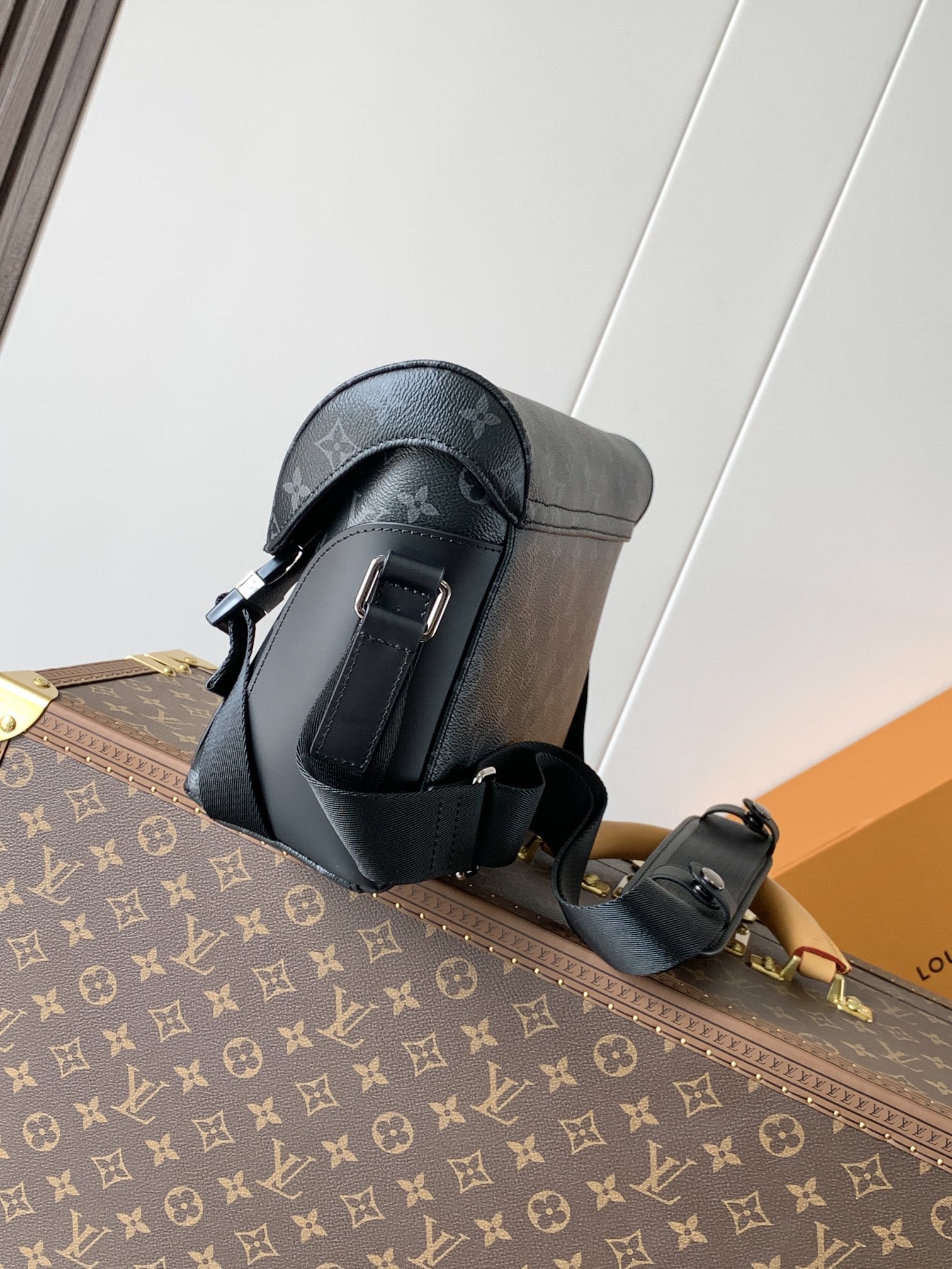 [TOP] Louis Vuitton LV Men's Messenger MM Voyage Bag 32x23x9 cm - Black