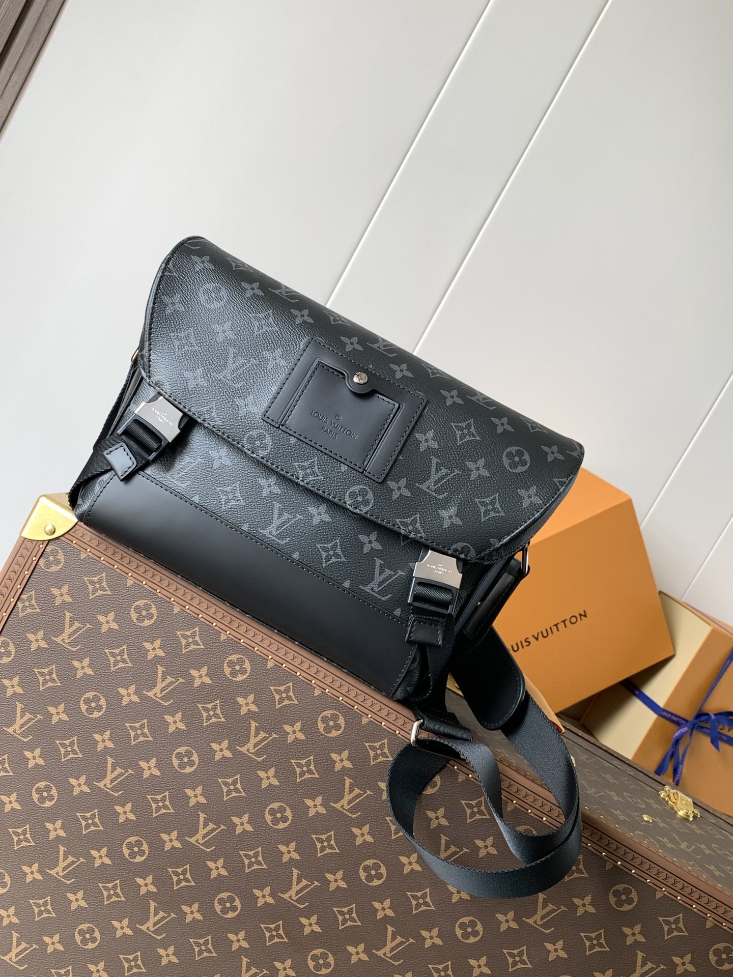 [TOP] Louis Vuitton LV Men's Messenger MM Voyage Bag 32x23x9 cm - Black