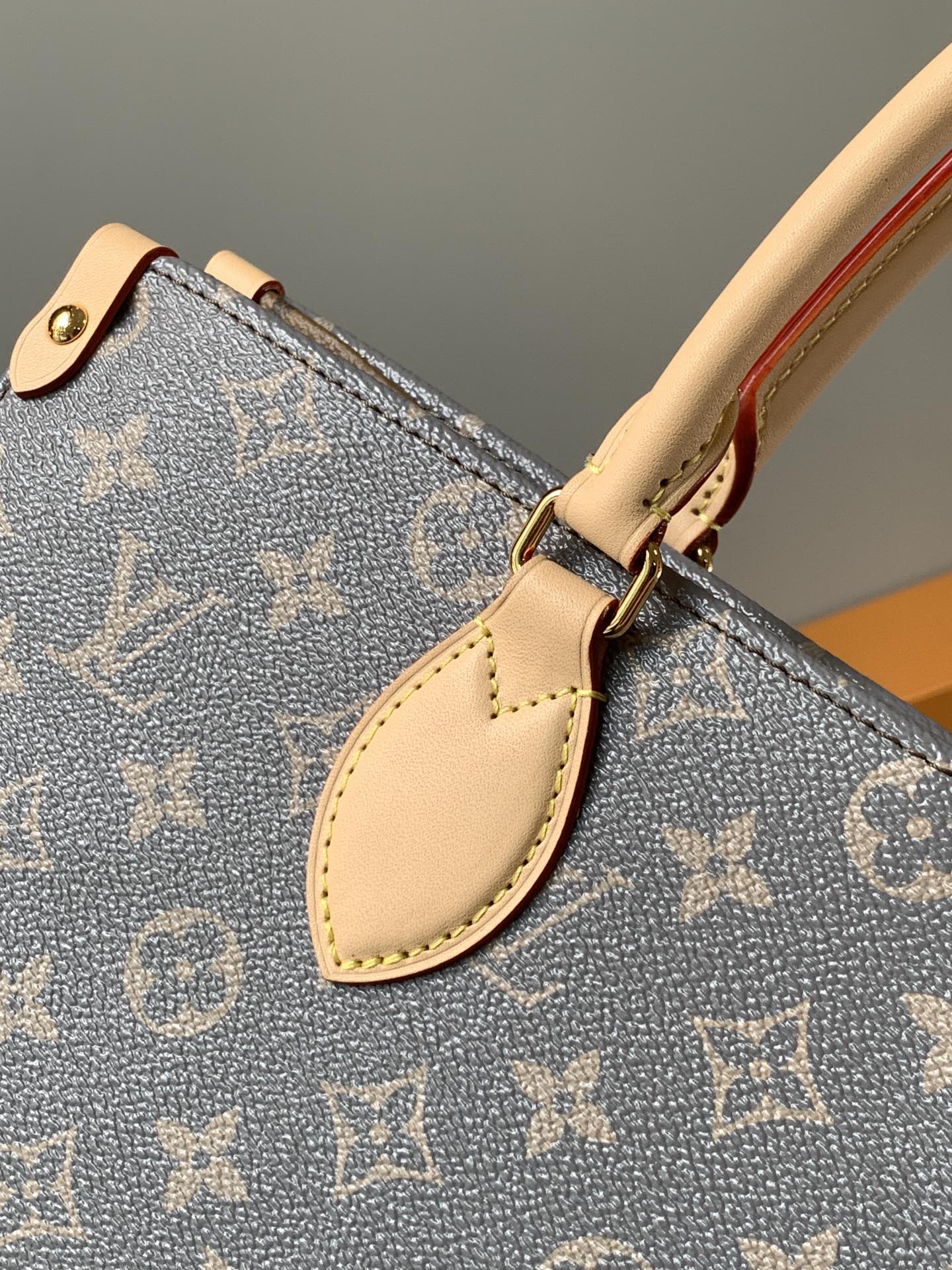 [TOP] Louis Vuitton LV On The Go MM 35x27x14cm - Gray