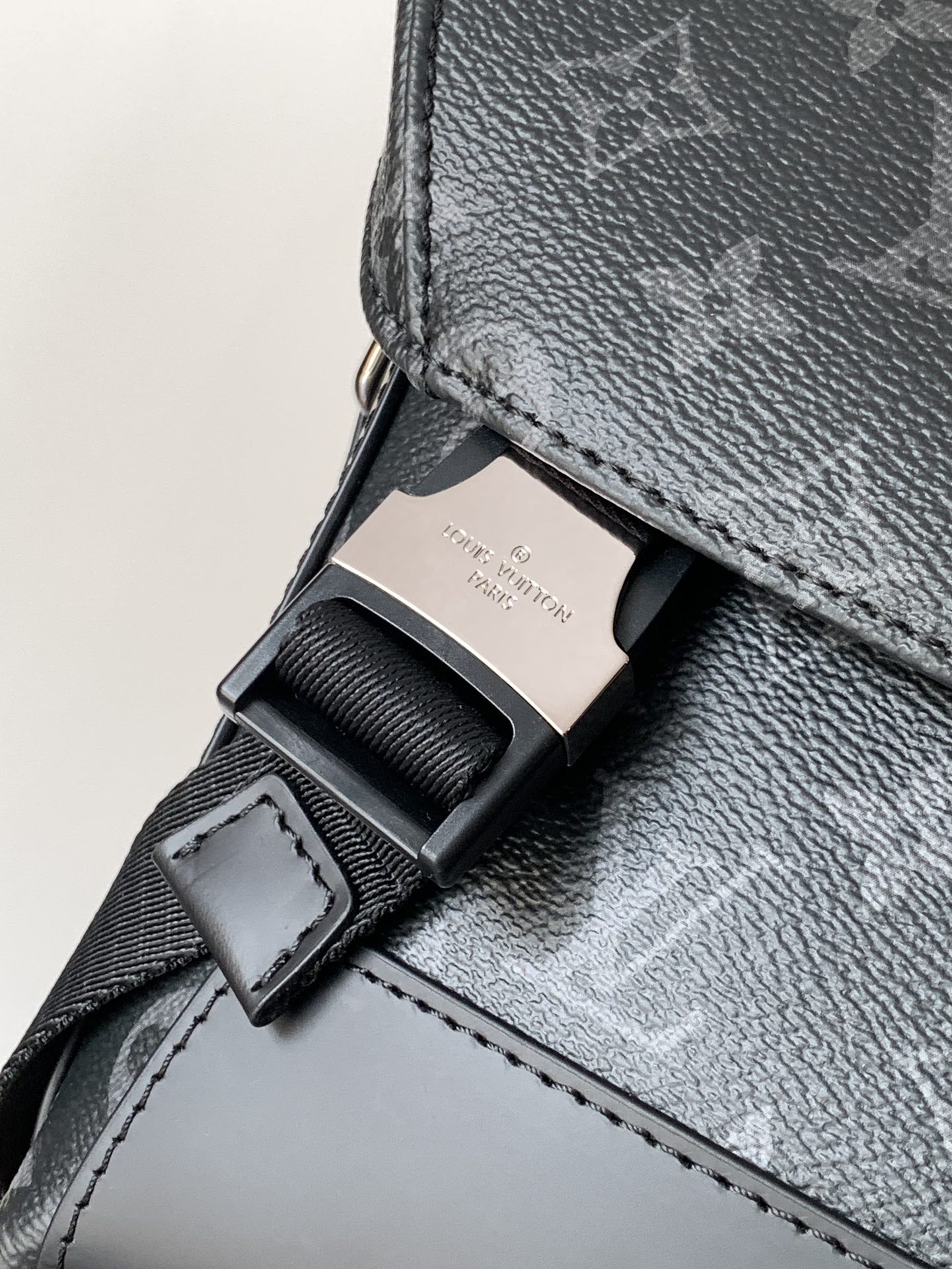 [TOP] Louis Vuitton LV Men's Messenger MM Voyage Bag 32x23x9 cm - Black