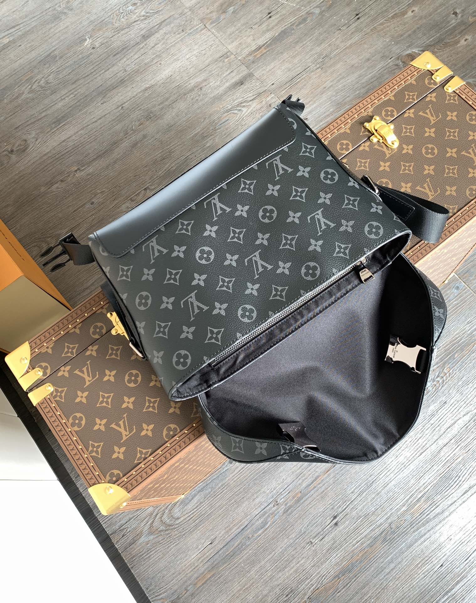 [TOP] Louis Vuitton LV Men's Messenger MM Voyage Bag 32x23x9 cm - Black