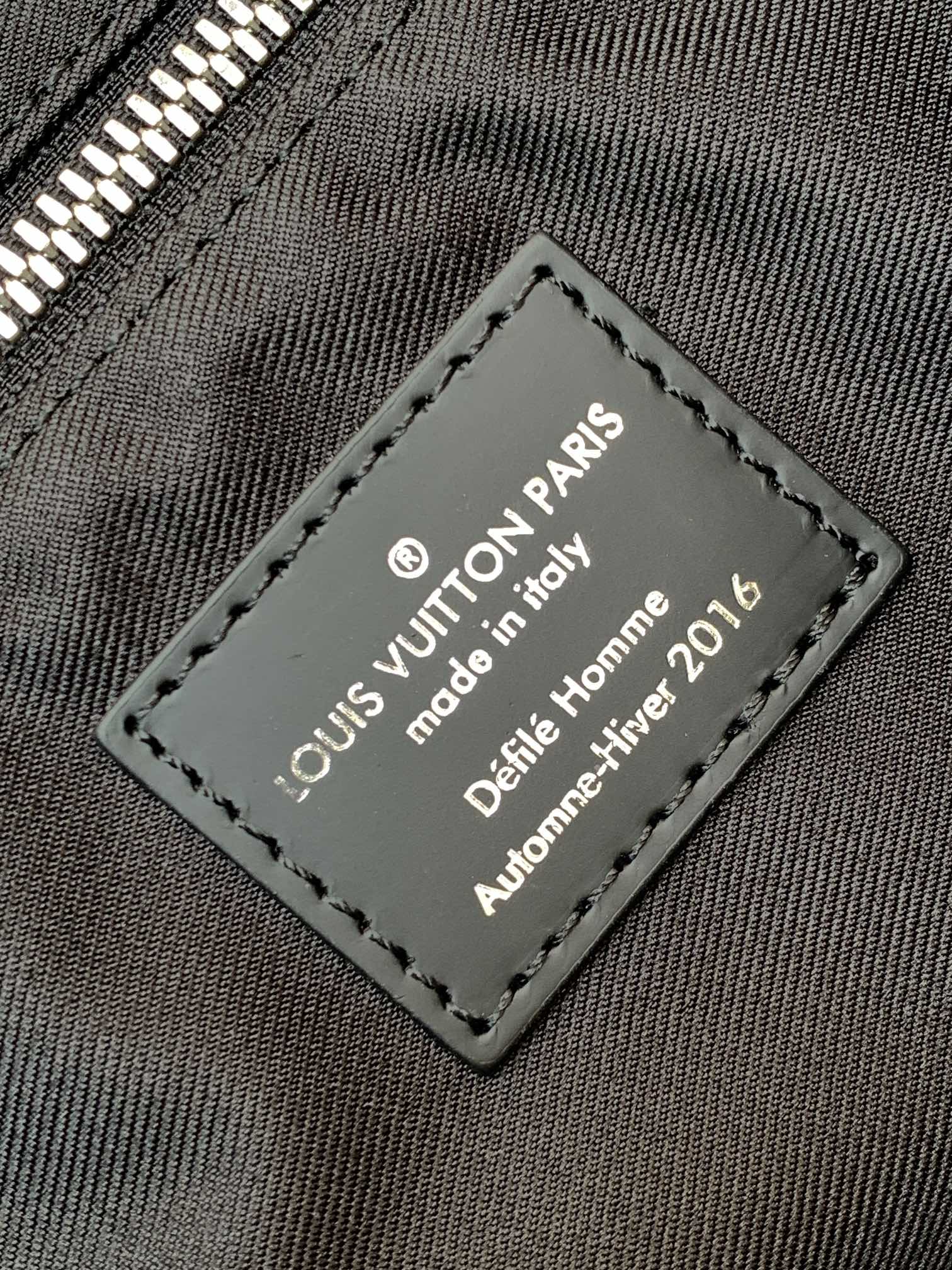 [TOP] Louis Vuitton LV Men's Messenger MM Voyage Bag 32x23x9 cm - Black