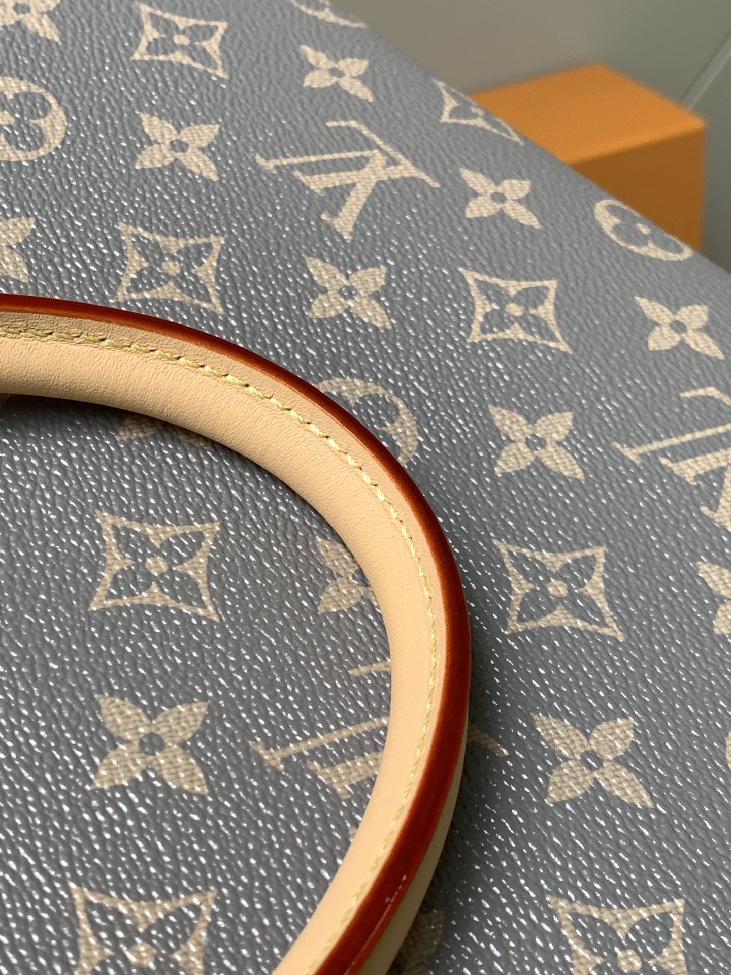 [TOP] Louis Vuitton LV On The Go MM 35x27x14cm - Gray