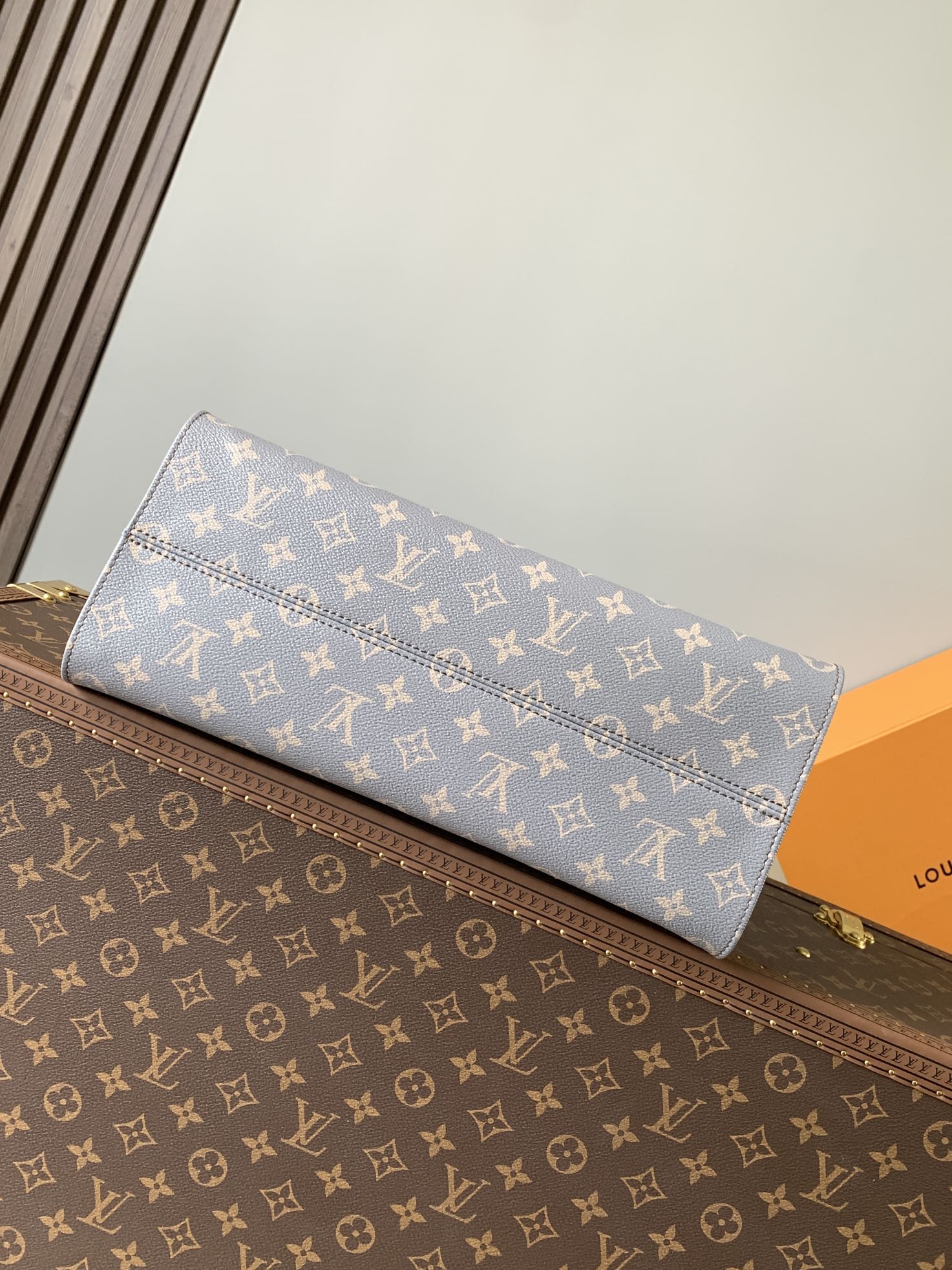 [TOP] Louis Vuitton LV On The Go MM 35x27x14cm - Gray