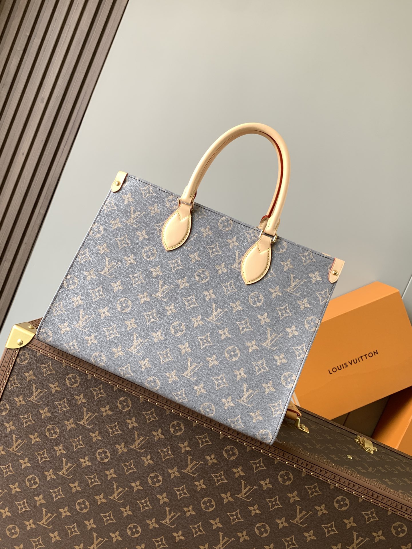 [TOP] Louis Vuitton LV On The Go MM 35x27x14cm - Gray