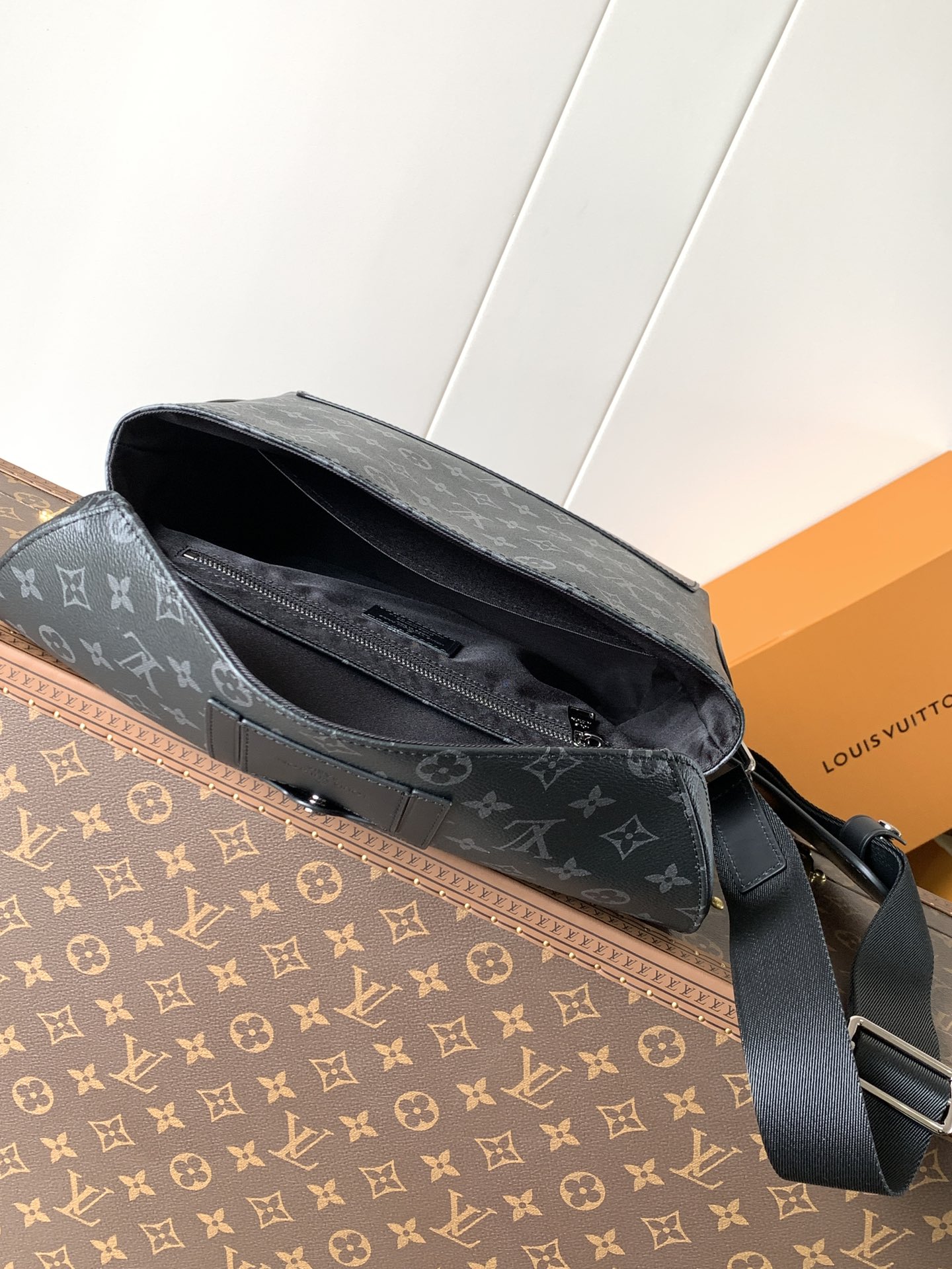 [TOP] Louis Vuitton LV Men's Messenger MM Voyage Bag 32x23x9 cm - Black