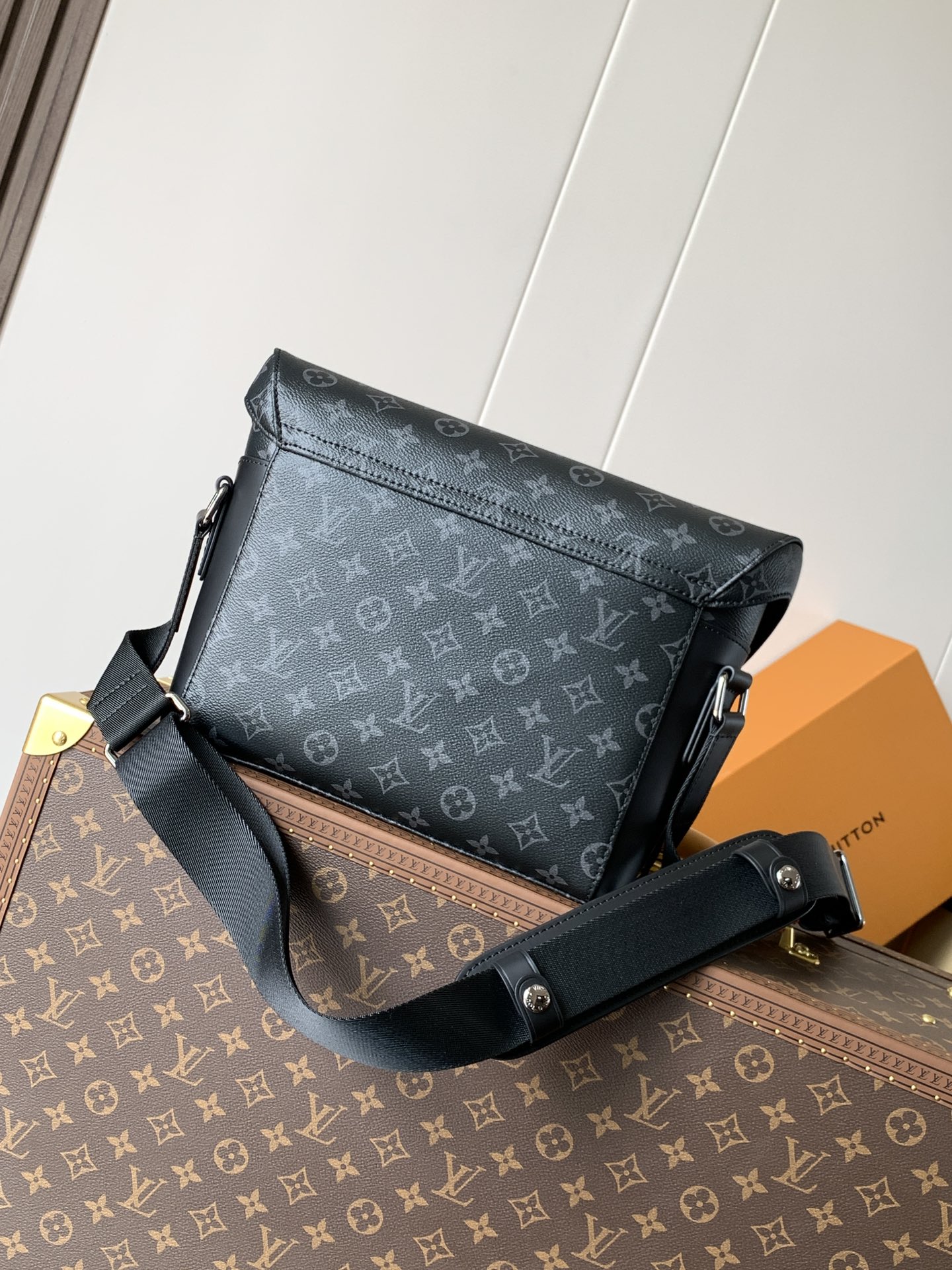 [TOP] Louis Vuitton LV Men's Messenger MM Voyage Bag 32x23x9 cm - Black