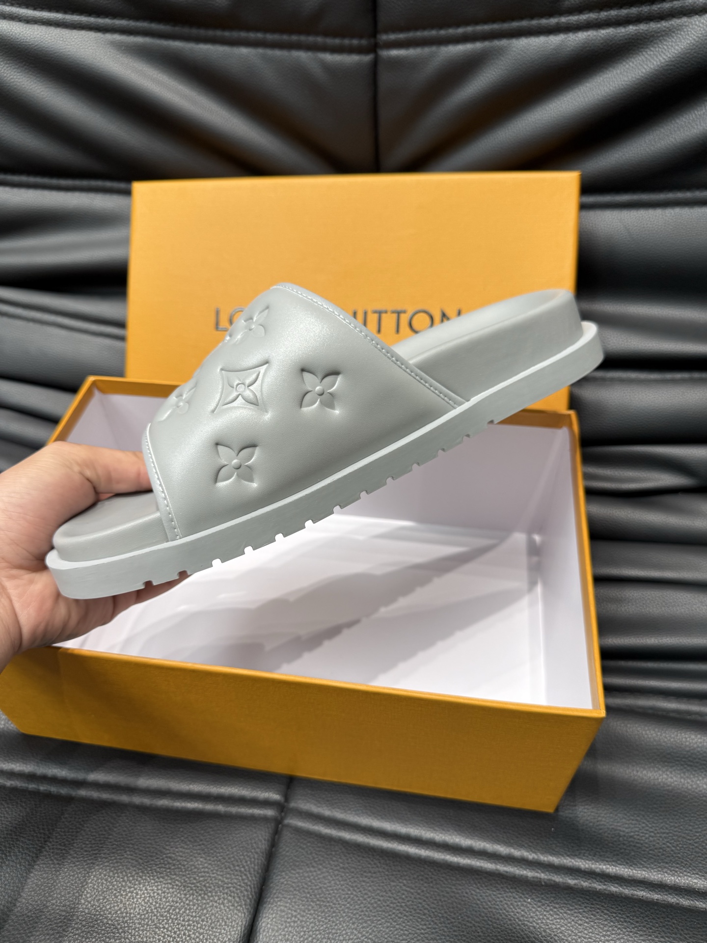 [TOP] Louis Vuitton LV Men's Slippers - Gray