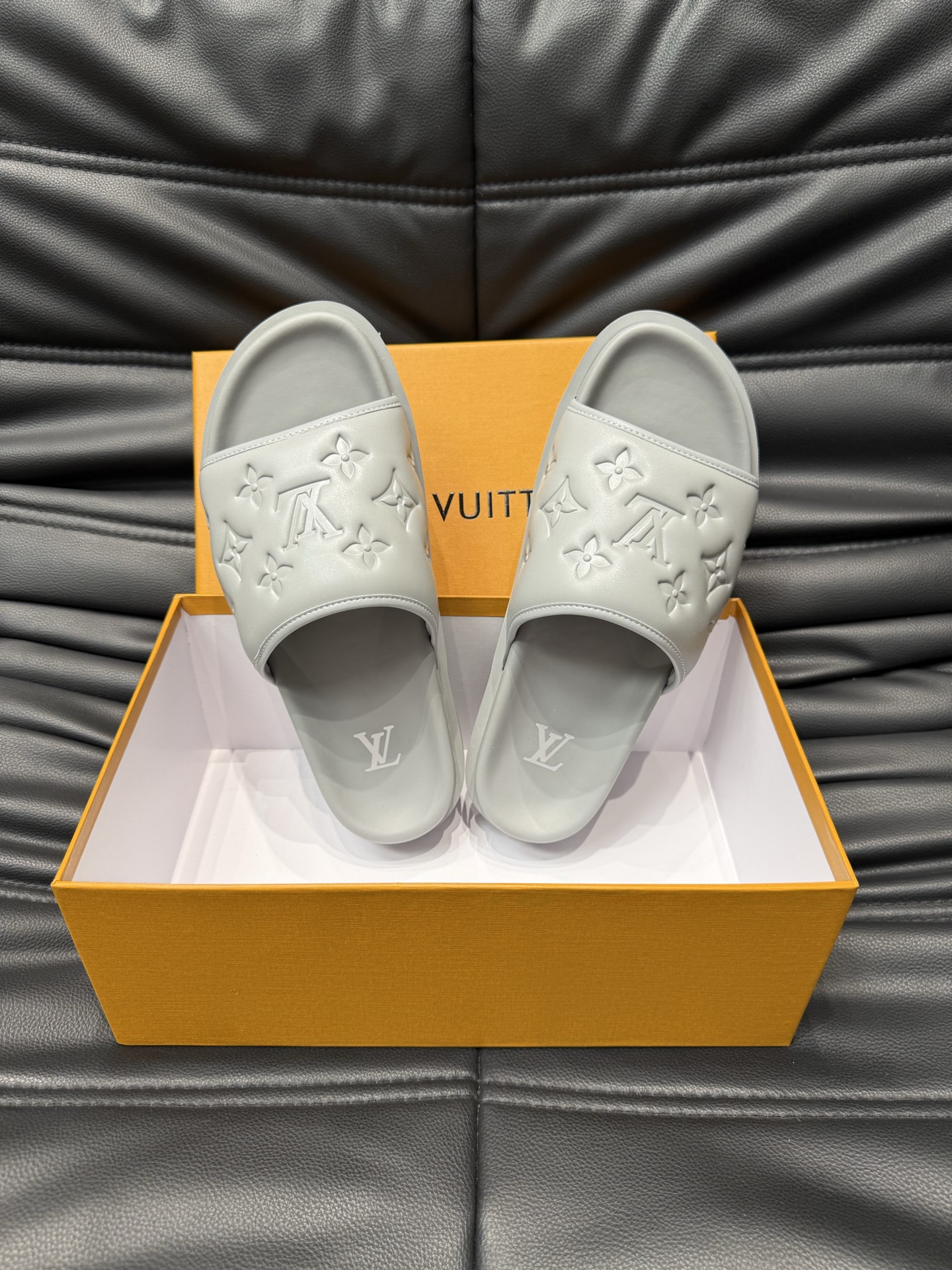 [TOP] Louis Vuitton LV Men's Slippers - Gray