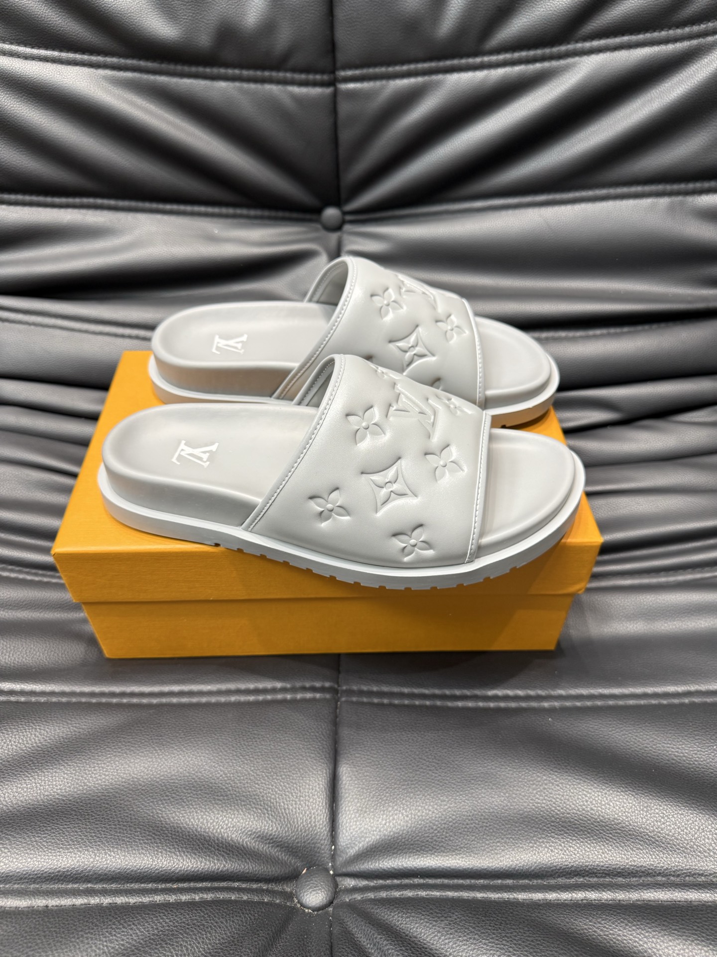 [TOP] Louis Vuitton LV Men's Slippers - Gray