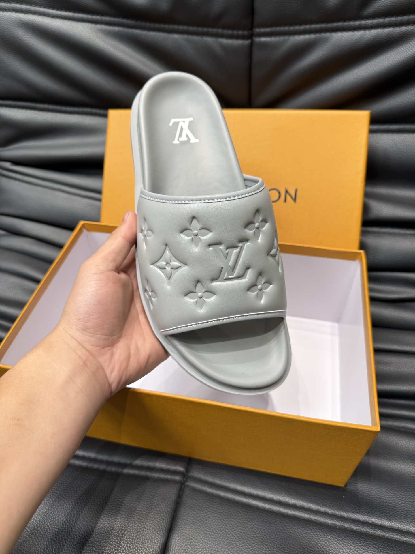 [TOP] Louis Vuitton LV Men's Slippers - Gray