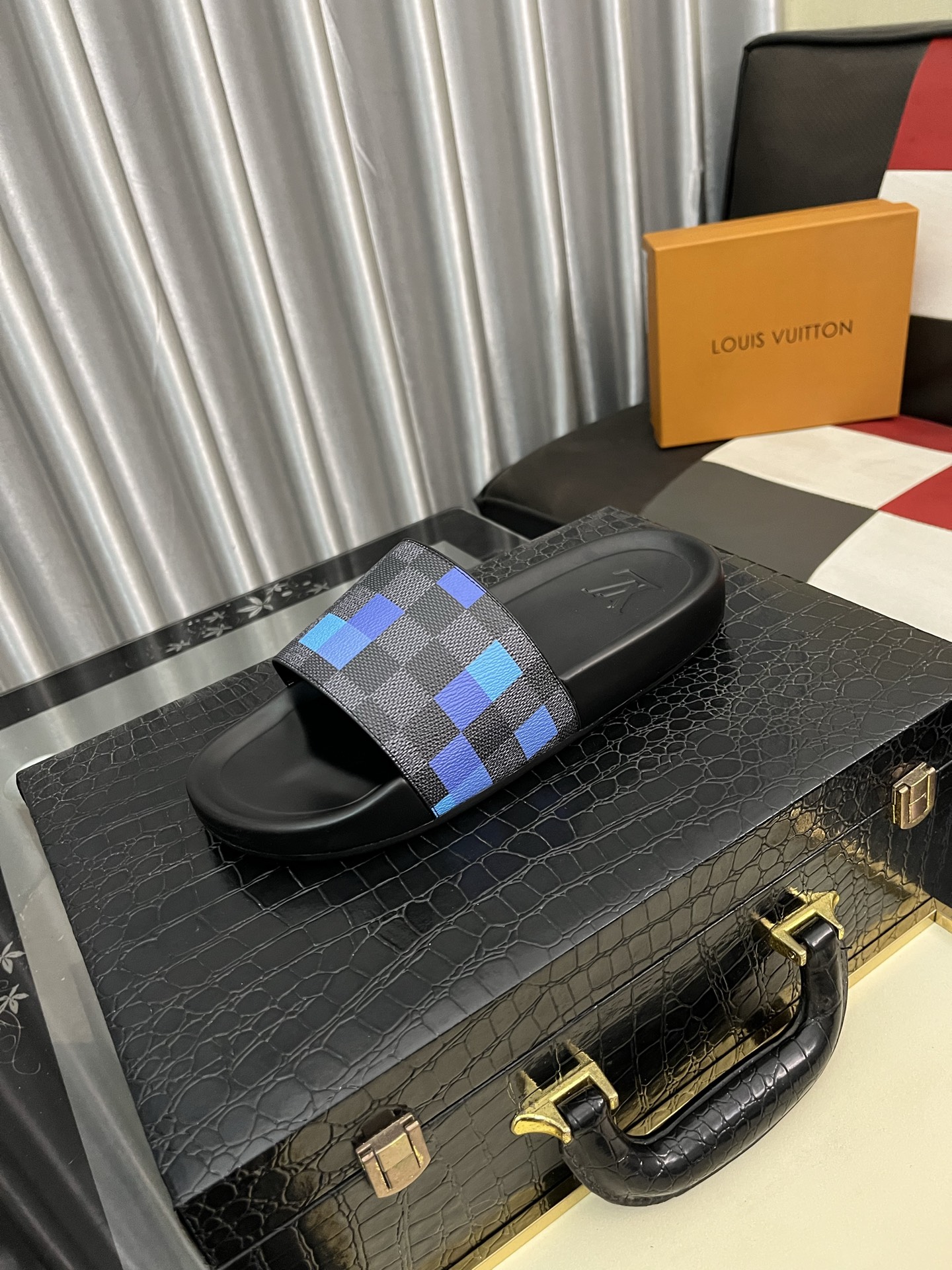 [TOP] Louis Vuitton LV Men's Slippers - Black and Blue