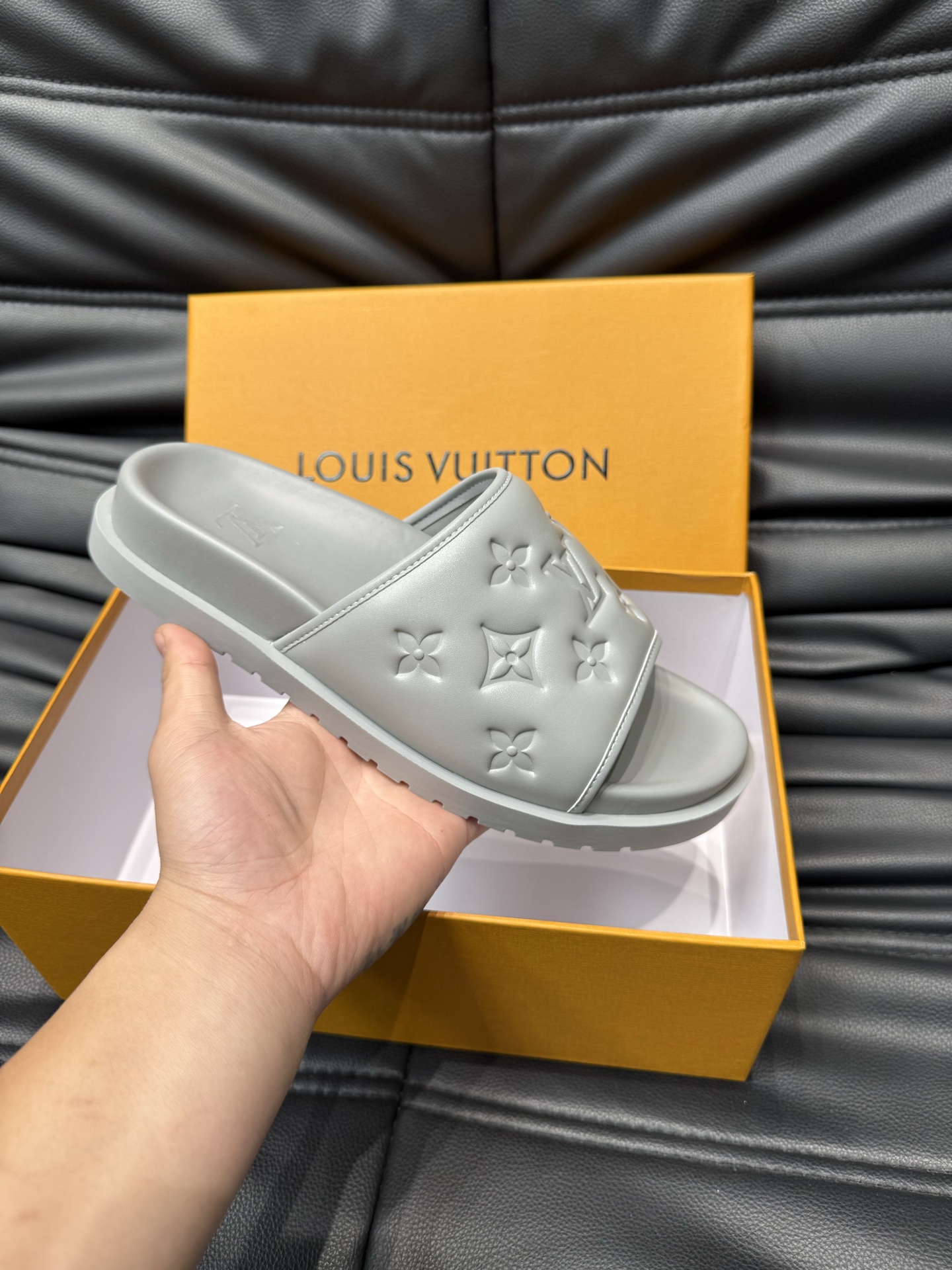 [TOP] Louis Vuitton LV Men's Slippers - Gray