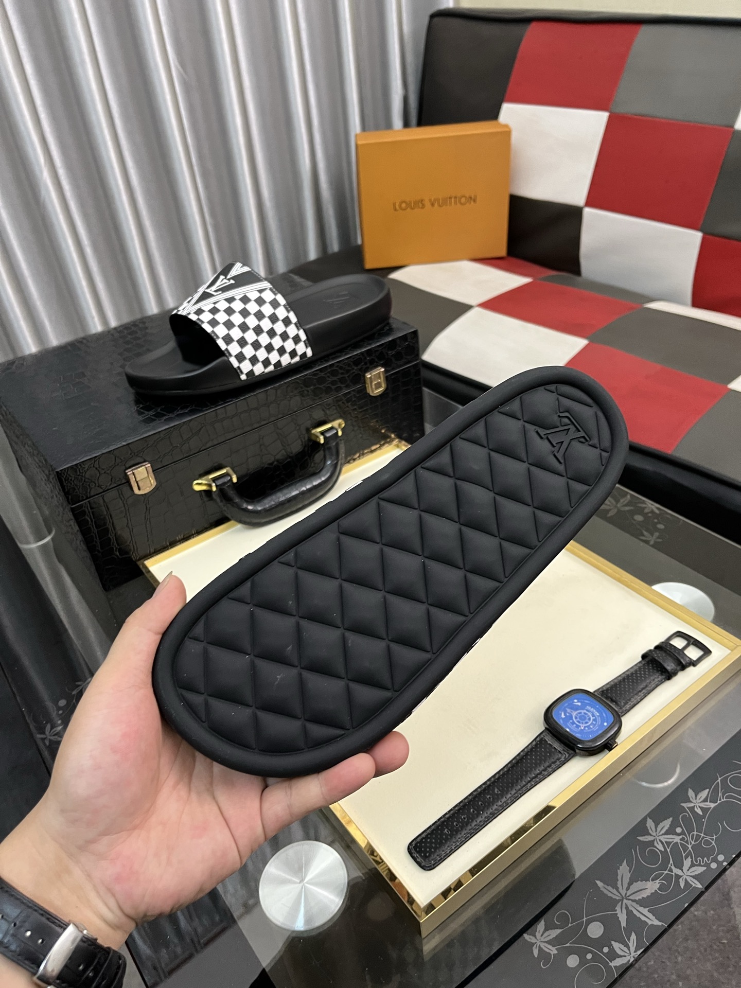[TOP] Louis Vuitton LV Men's Slippers - Black and White