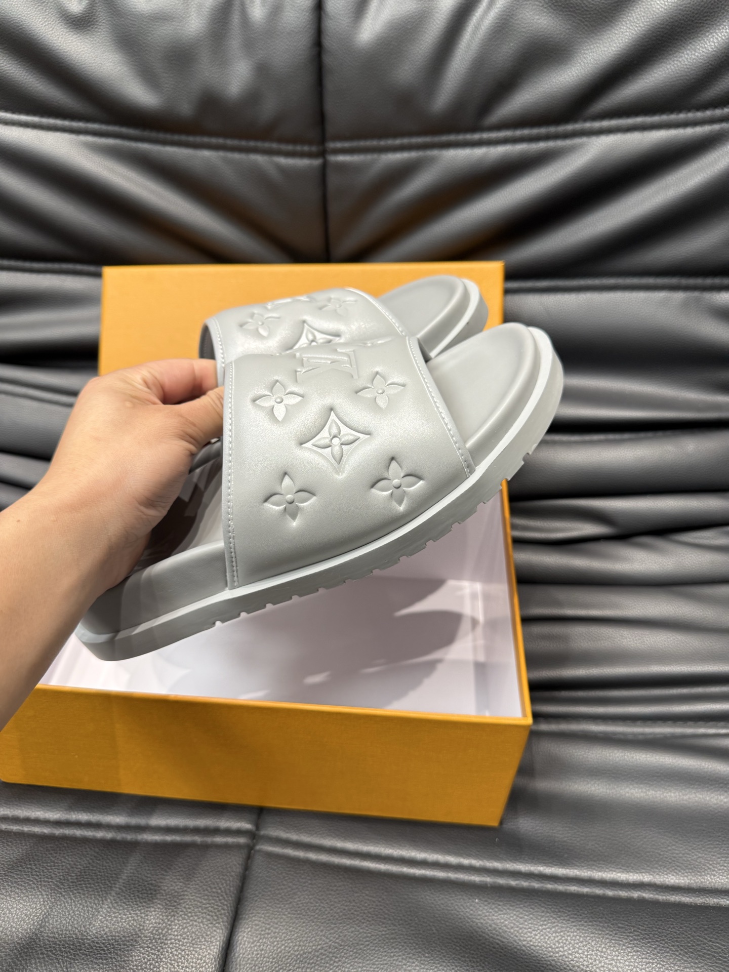 [TOP] Louis Vuitton LV Men's Slippers - Gray