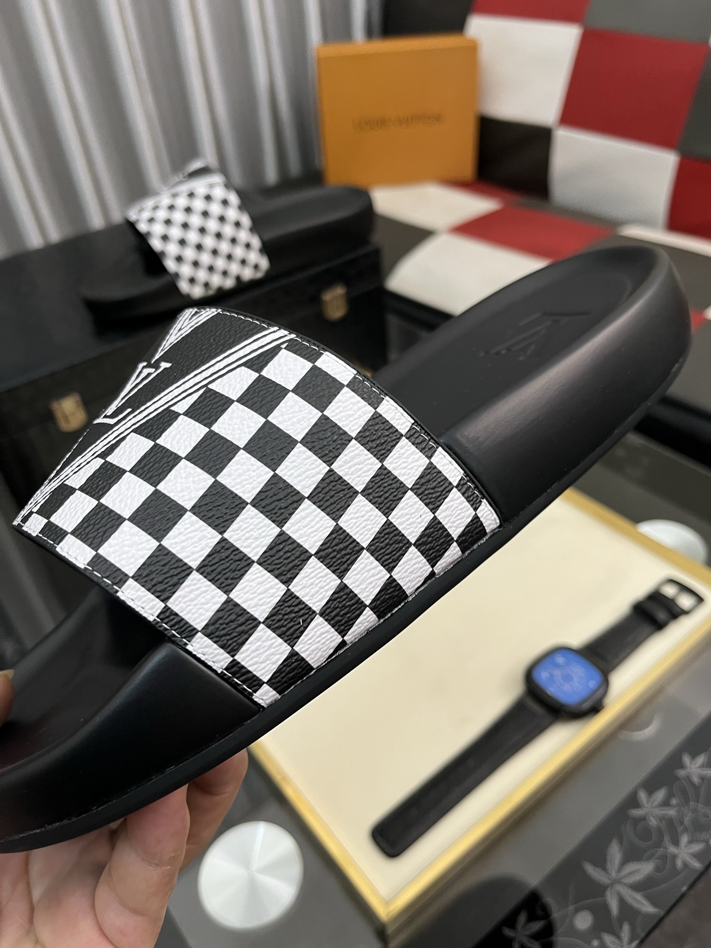 [TOP] Louis Vuitton LV Men's Slippers - Black and White