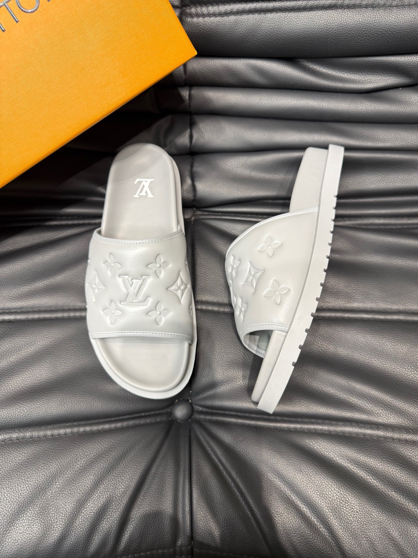 [TOP] Louis Vuitton LV Men's Slippers - Gray
