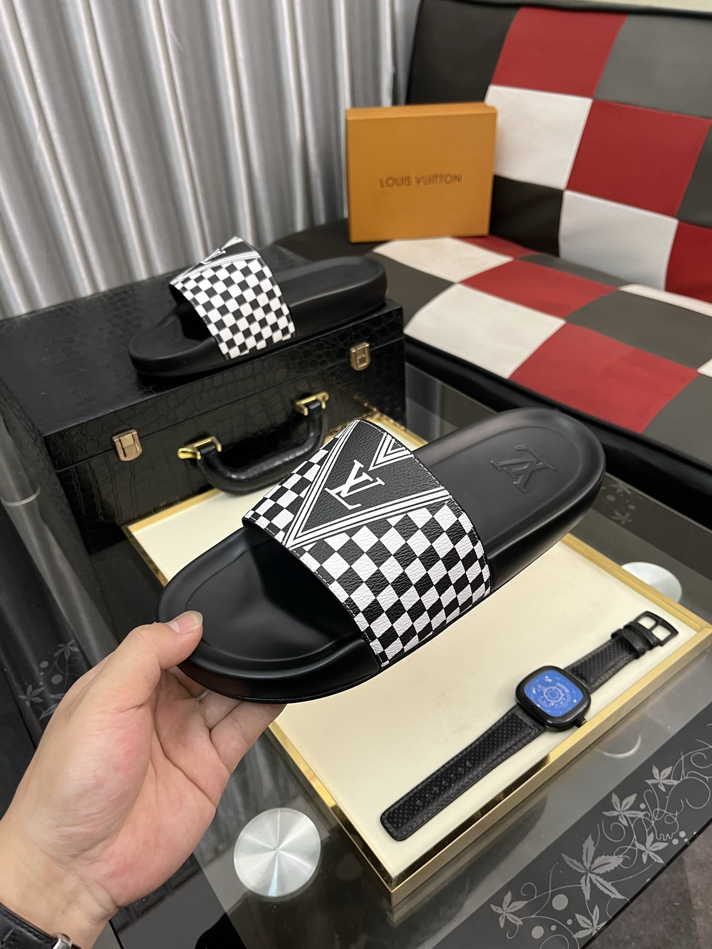 [TOP] Louis Vuitton LV Men's Slippers - Black and White