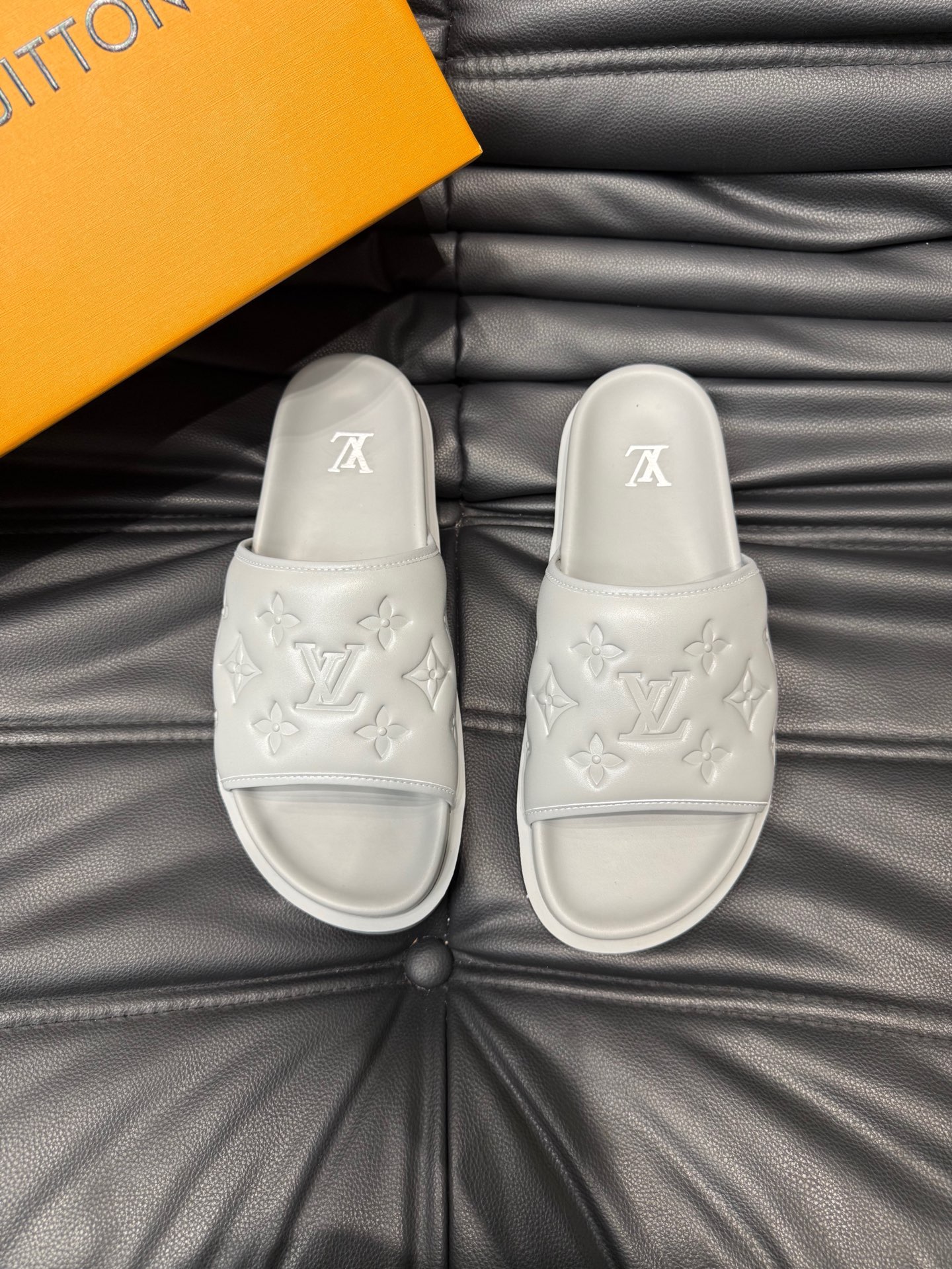 [TOP] Louis Vuitton LV Men's Slippers - Gray