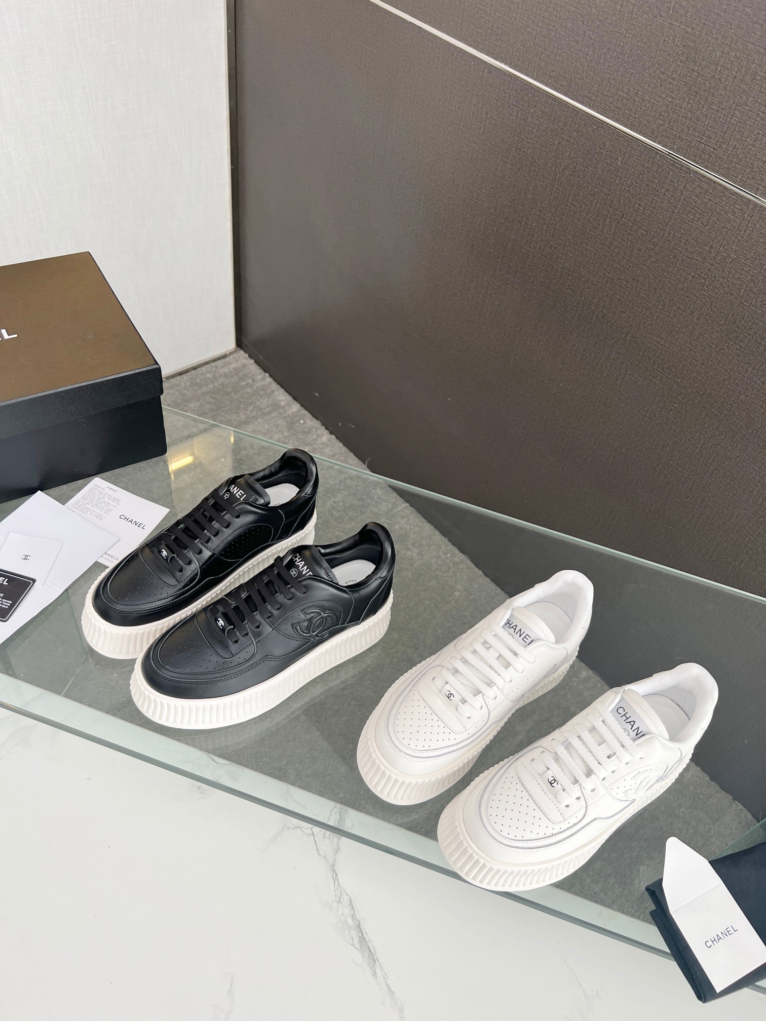 [TOP] CHANEL  Sneaker  - 2 Colors
