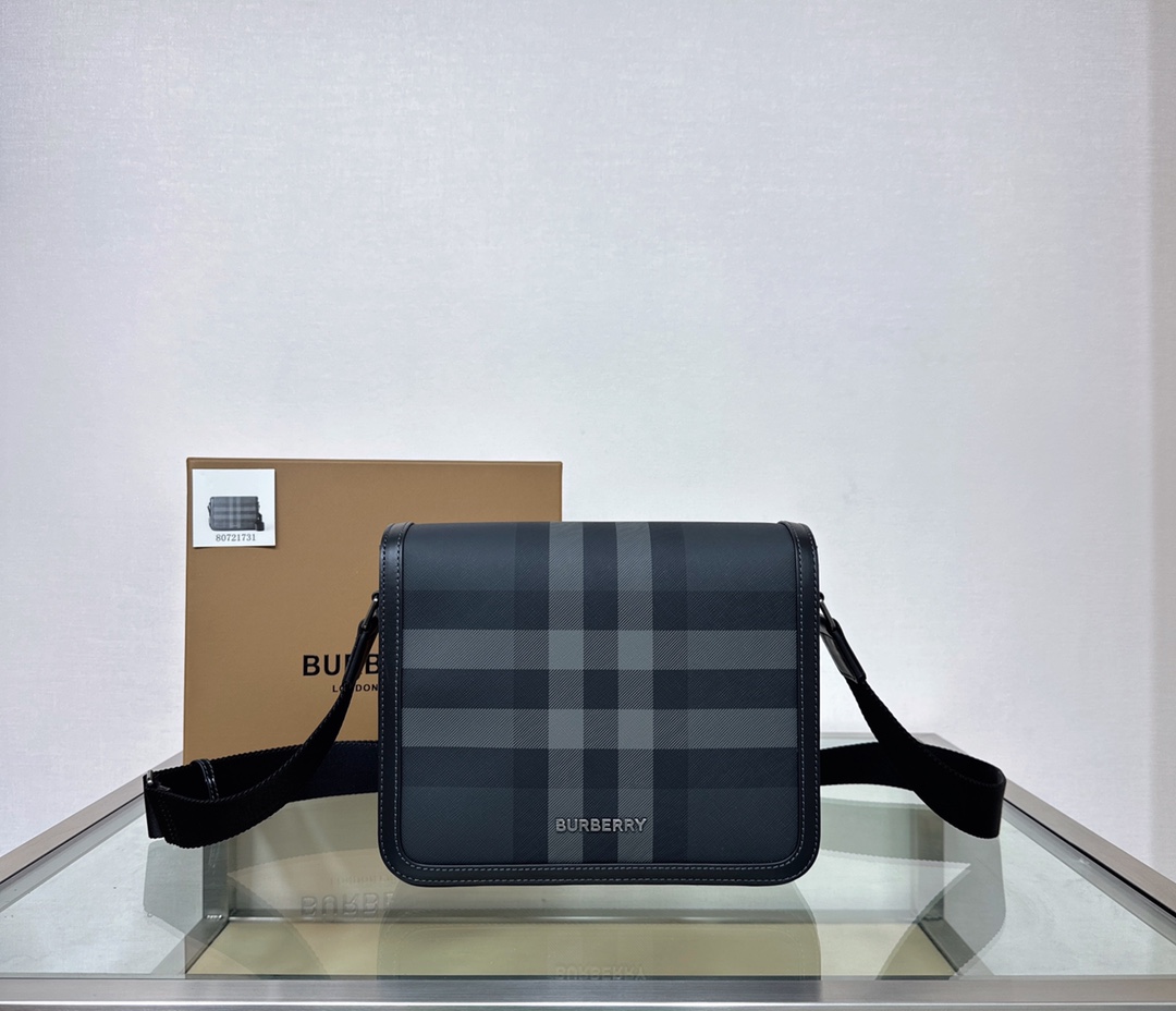 [TOP] BURBERRY Alfred Messenger Bag 25.5×6.5x21.5cm - 2 Color