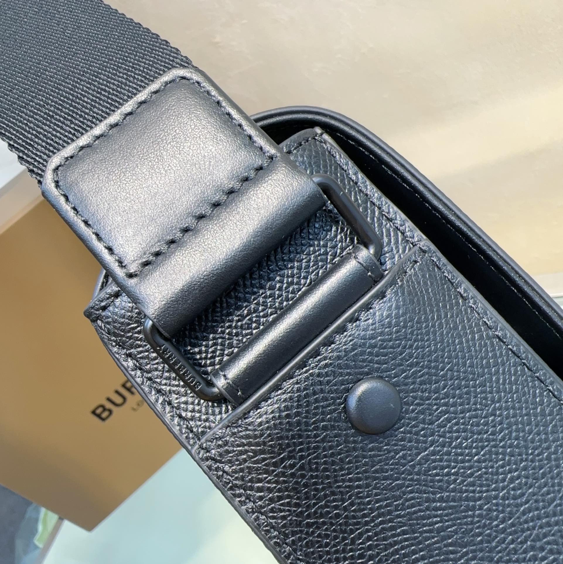 [TOP] BURBERRY Messenger Bag 25.5×6.5x21.5cm - Black