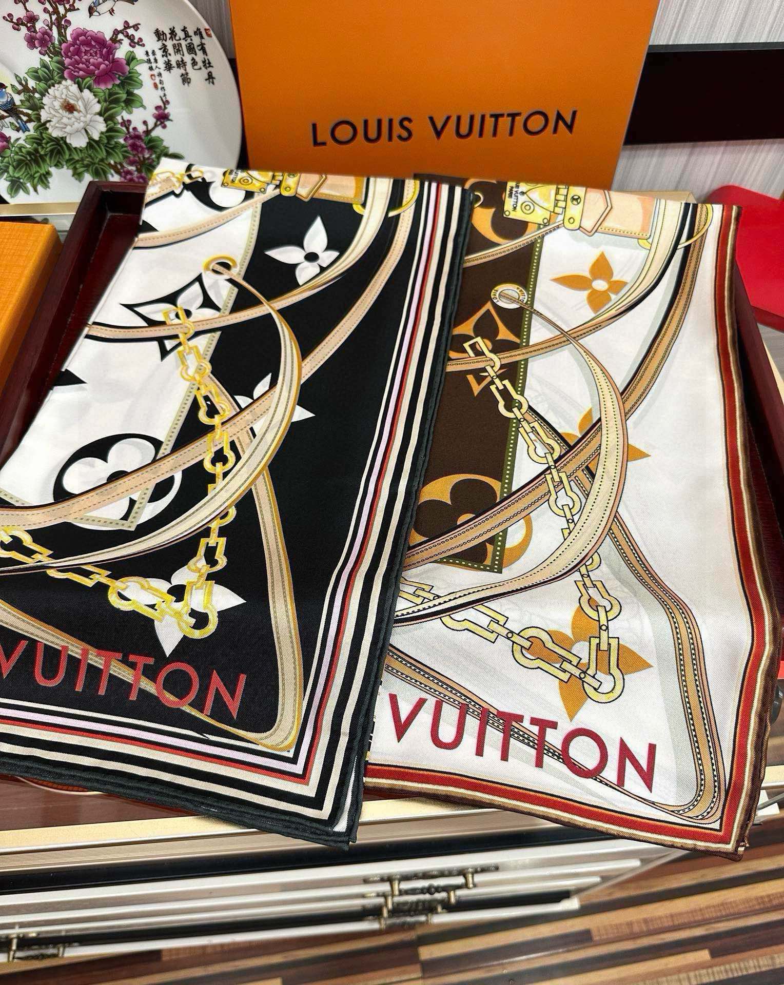 [TOP] Louis Vuitton LV Silk Square Scarf 90*90cm - 2 Color