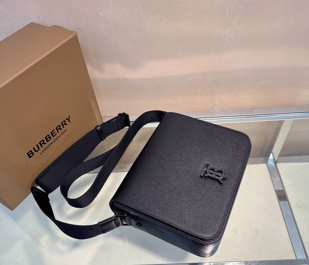 [TOP] BURBERRY Messenger Bag 25.5×6.5x21.5cm - Black